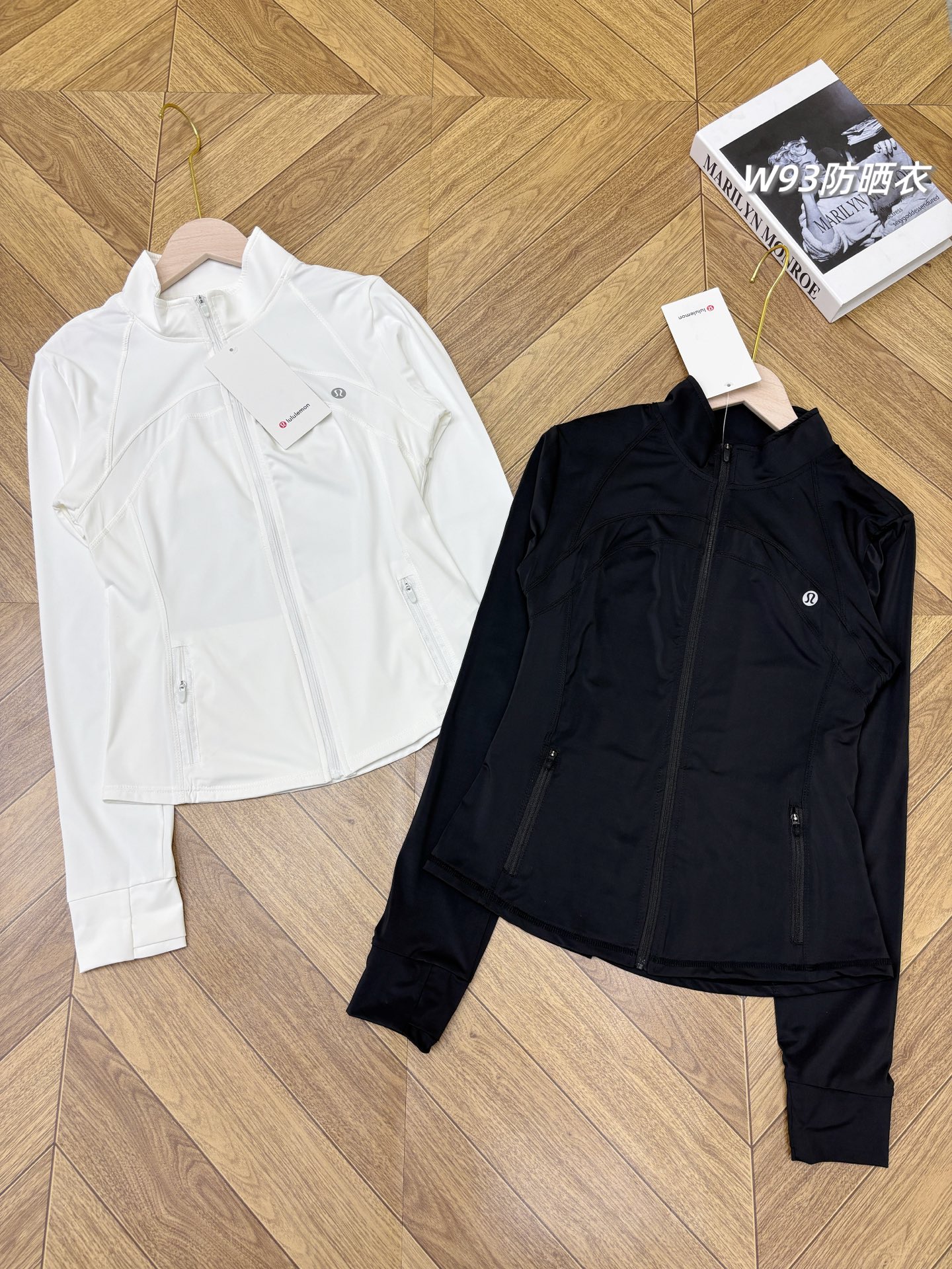 UPF120+,顶级原纱高分子抗光热,超薄不透不闷,lulu2026新款女士原纱氨纶立领防晒衣,冰蛮骑行防晒服,户外防紫外线空调开衫!后背网纱透气,专业级的东西,防止肌肤光老化,从防晒衣开始,轻便百搭,内搭个内衣就出行,轻薄透气冰爽的同时,还能保持好身材,UPF120+,真的是遥遥领先同行! 青岛代工的尾单,原纱锦纶高分子聚酯+氨纶面料,原装原货,随意对比,不用质疑,闭眼拿下,包你比想象的还要完美! UPF120+,防紫外线通过率超过99%,无惧夏日!100%高弹力冰丝,上身冰爽,有效降温,掌柜试穿,裸穿倍爽,真的超赞! 科技微孔纤维,加速散热,流汗不沾身,超级透气不闷热!冰感降温,有效阻隔紫外线,内里搭个内衣就行! 最最重要的是显瘦的版型,立体腰线,前后都是小腰精,U型下摆,彰显大长腿,微紧身的版型,秀出迷人曲线,防晒还能好身材,没谁了的! 纯色经典,适合任意年龄段任意场合,轻薄方便携带,不管去哪都能穿! 好货不多说,现货尾单总共三四百件,信我没商量,铁粉闭眼入! 颜色:极限黑、秀气白 尺码:高弹均码(适合体重80~130斤) 衣长58、胸围87、下摆48、袖长70 品名 : W93款立领防晒衣