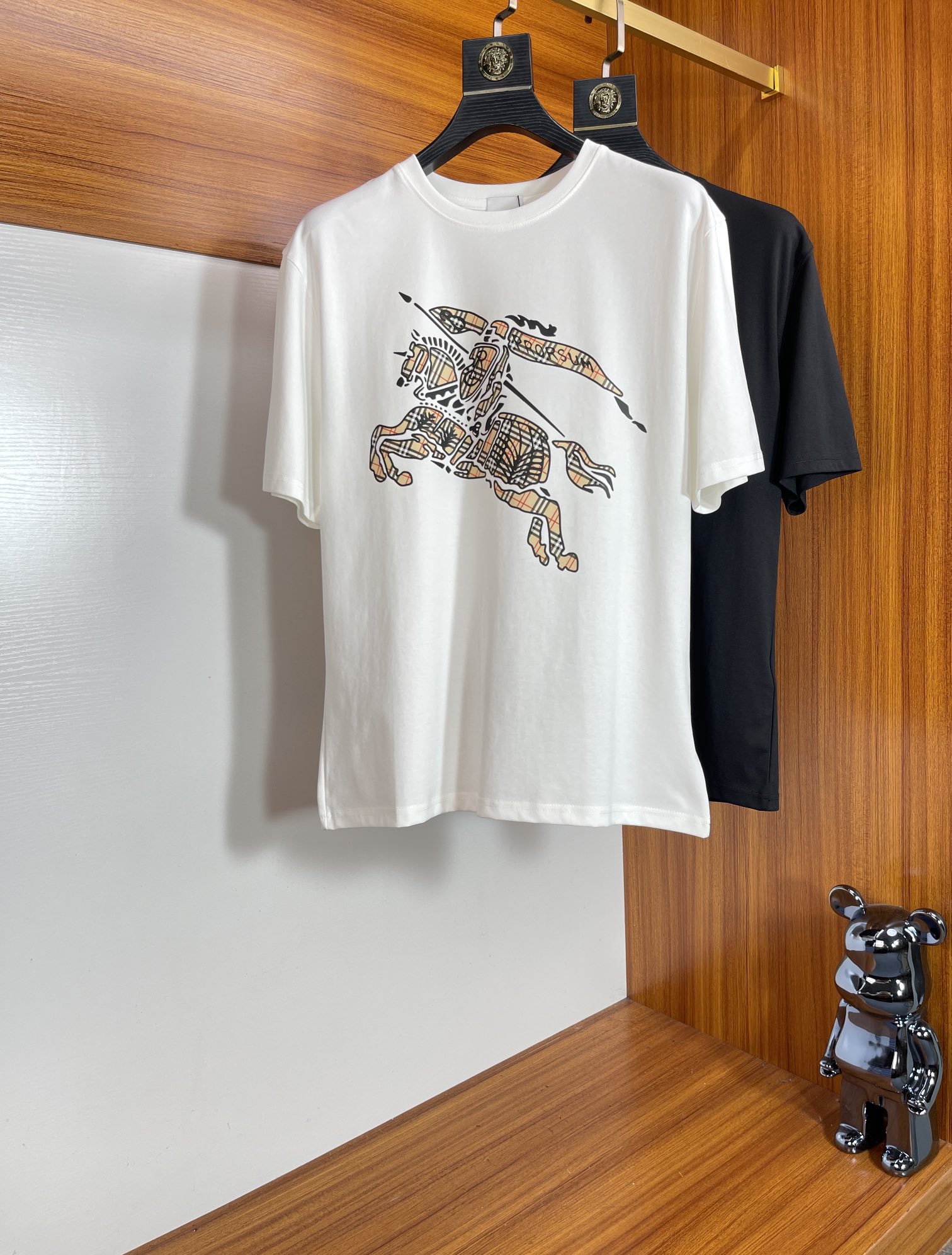NO:510215,Burberry/Burberry New products are available in spring and summer, complete three standards, round neck short-sleeved T-shirts, good products do not need to be introduced too much, look at the details, counter number M-XXXL 175/140 Suggestions, burberry, burberry, T-shirt, tees, t-shirt, alexander wang19860909Burberry/巴宝莉 春夏新品上新 三标齐全 圆领短袖T恤 好货不用过多介绍 看细节 专柜码数M-XXXL 175/140建议L,,burberry,burberry,T-shirt,tees，t-shirt,alexander wang,Men's clothing