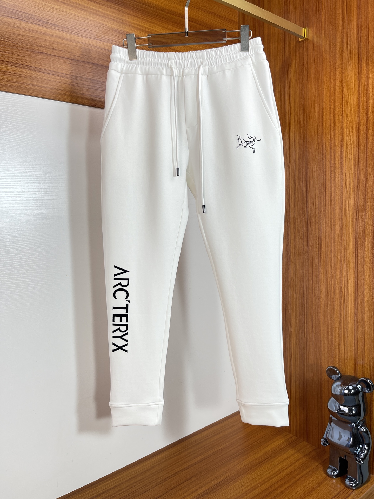 NO:564154,Arc/Archaeopteryx new autumn and winter products, complete with three labels, three-dimensional flocking technology, casual pants, good products, no need to introduce too much, look at the details, counter size M-XXXL 175/140, upper body L, arc'teryx, alexander wang19860909Arc/始祖鸟 秋冬新品 三标齐全 立体植绒工艺 休闲裤 好货不用过多介绍 看细节 专柜码数M-XXXL 175/140上身L,arc'teryx,alexander wang,Men's clothing