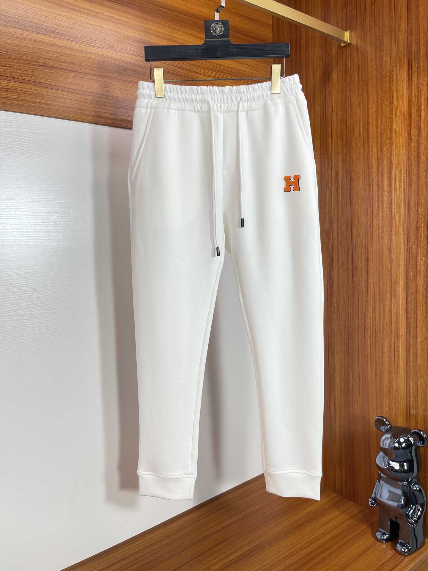 NO:529483,Hermes/Hermes 2025 autumn and winter new products, complete three-standard flocking process, casual pants, good products, don't need to introduce too much, look at the details, counter number M-XXXL /140 upper body L,, hermes, hermes, alexander wang19860909Hermes/爱马仕 2025秋冬新品 三标齐全 立体植绒工艺 休闲裤 好货不用过多介绍 看细节 专柜码数M-XXXL /140上身L,,hermes,hermes,alexander wang,Men's clothing