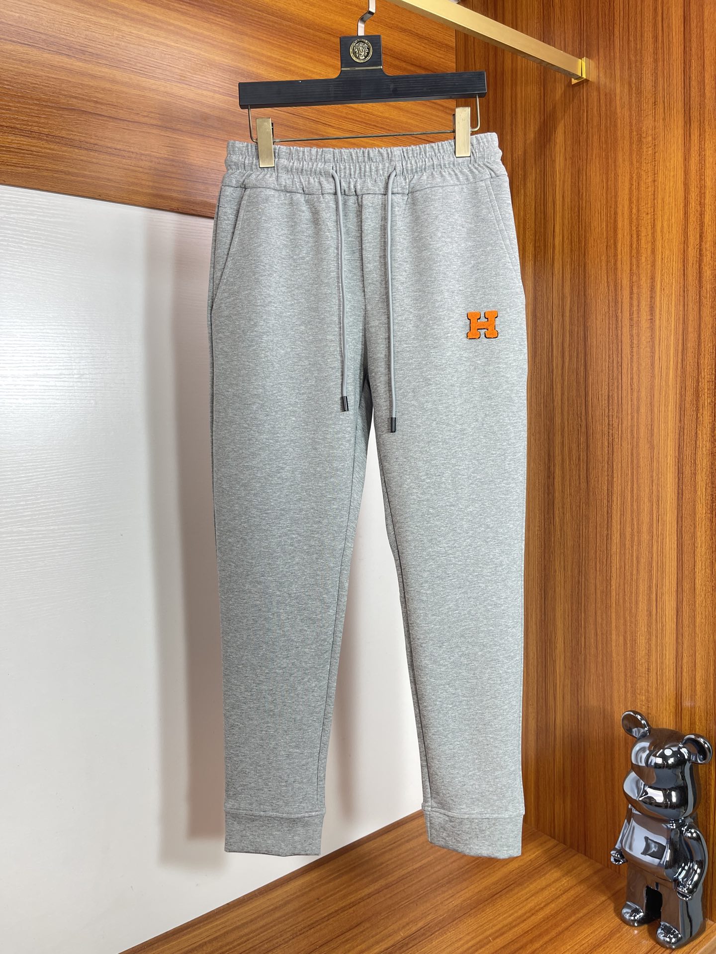 NO:529484,Hermes/Hermes 2025 autumn and winter new products, complete three-standard flocking process, casual pants, good products, don't need to introduce too much, look at the details, counter number M-XXXL /140 upper body L,, hermes, hermes, alexander wang19860909Hermes/爱马仕 2025秋冬新品 三标齐全 立体植绒工艺 休闲裤 好货不用过多介绍 看细节 专柜码数M-XXXL /140上身L,,hermes,hermes,alexander wang,Men's clothing