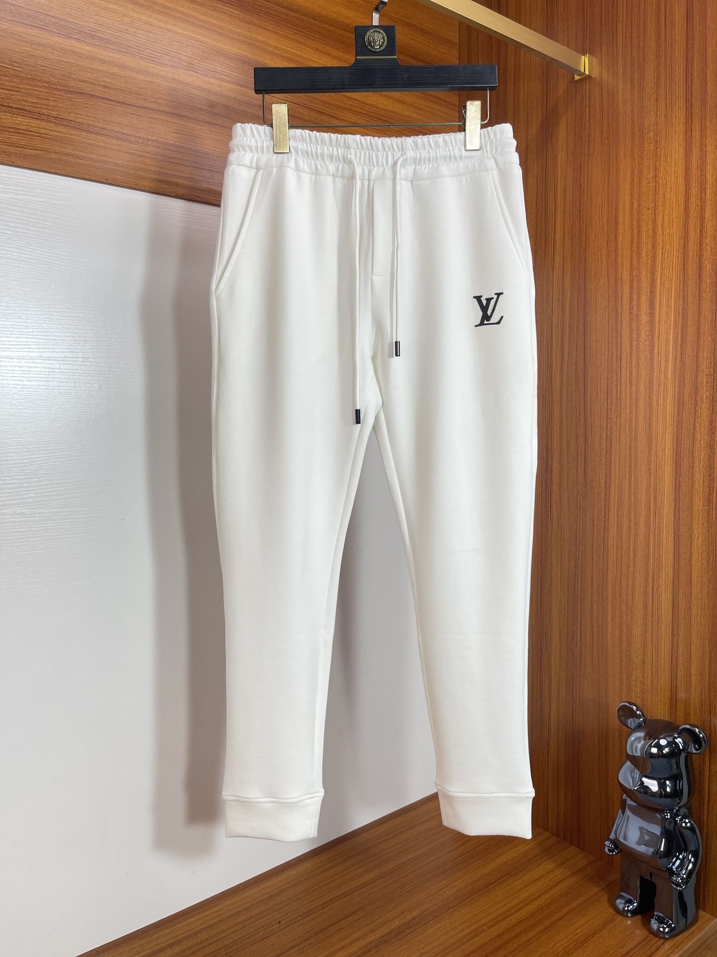 NO:537884,LV/Louis Vuitton 2025 autumn and winter new products, complete three-standard glue-dropping process, casual pants, good products, don't need to introduce too much, look at the details, counter code M-XXXL /140 upper body L,,louis vuitton,louis vuitton,alexander wang19860909LV/路易威登 2025秋冬新品 三标齐全 立体滴胶工艺 休闲裤 好货不用过多介绍 看细节 专柜码数M-XXXL /140上身L,,louis vuitton,louis vuitton,alexander wang,Men's clothing