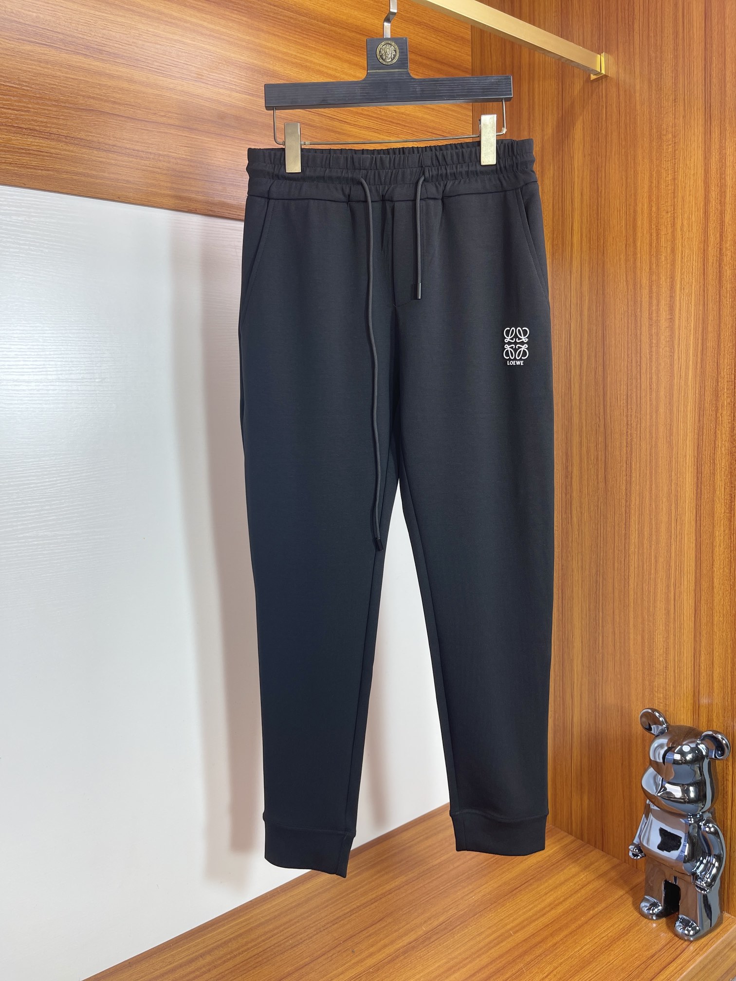 NO:537881,Loewe/Luo Yiwei 2025 autumn and winter new products, complete three standards, casual pants, good products, don’t need to introduce too much, look at the details, counter number M-XXXL /140 upper body L,,loewe,loewe,alexander wang19860909Loewe/罗意威 2025秋冬新品 三标齐全 休闲裤 好货不用过多介绍 看细节 专柜码数M-XXXL /140上身L,,loewe,loewe,alexander wang,Men's clothing