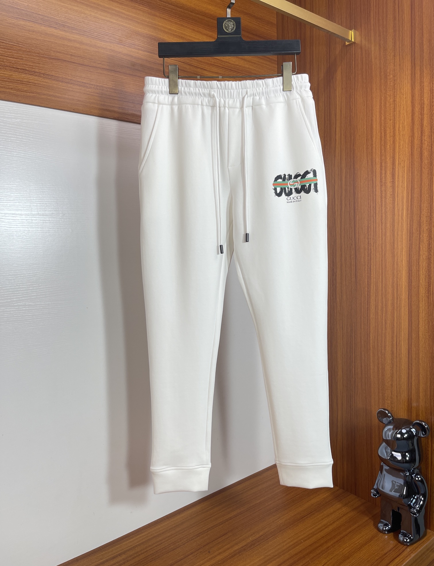 NO:537872,Gucci/Gucci 2025 autumn and winter new products, complete three standards, casual pants, no need to introduce too much good products, look at the details, counter number M-XXXL /140 upper body L,,gucci,alexander wang19860909Gucci/古奇 2025秋冬新品 三标齐全 休闲裤 好货不用过多介绍 看细节 专柜码数M-XXXL /140上身L,,gucci,alexander wang,Men's clothing