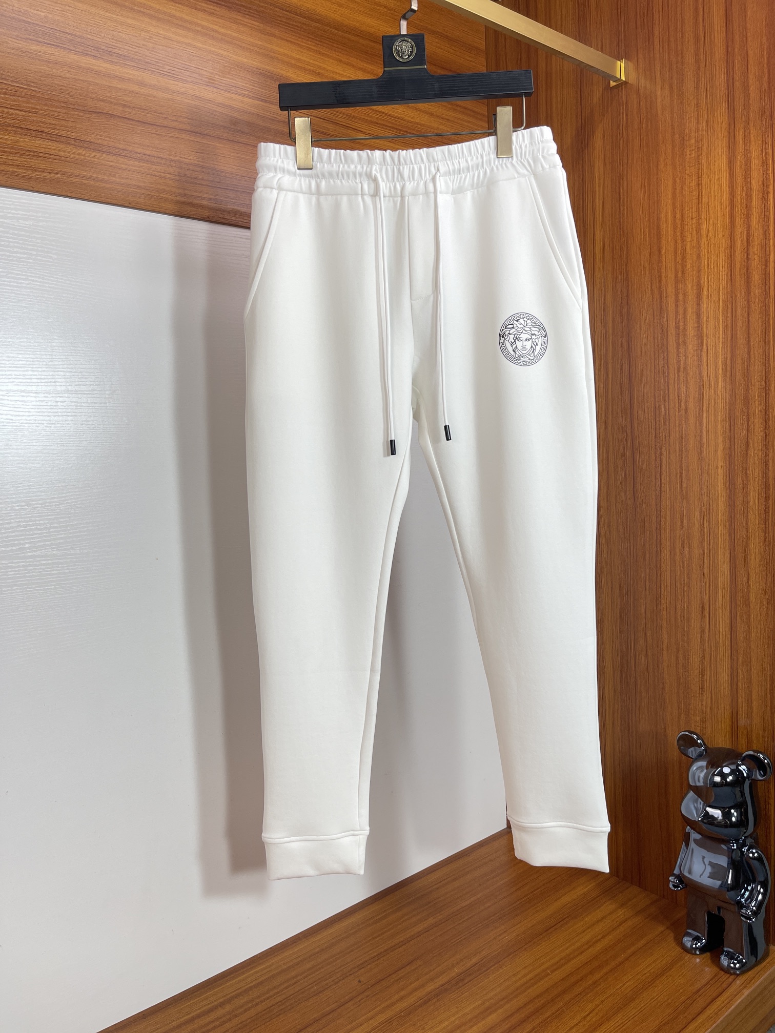 NO:537878,Versace/Versace 2025 autumn and winter new products, complete three standards, casual pants, no need to introduce too much good products, look at the details, counter code M-XXXL /140 upper body L,,versace,versace,alexander wang19860909Versace/范思哲 2025秋冬新品 三标齐全 休闲裤 好货不用过多介绍 看细节 专柜码数M-XXXL /140上身L,,versace,versace,alexander wang,Men's clothing