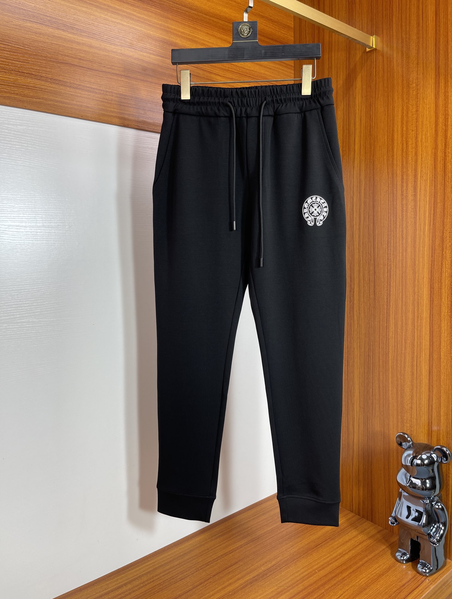 NO:465616,Ch/Croxin 2025 spring and summer new product, complete three standards, casual pants, good products, don't need to introduce too much, look at the details, counter number M-XXXL /140 upper body L,,chrome hearts,alexander wang19860909Ch/克罗心 2025春夏新品 三标齐全 休闲裤 好货不用过多介绍 看细节 专柜码数M-XXXL /140上身L,,chrome hearts,alexander wang,Men's clothing