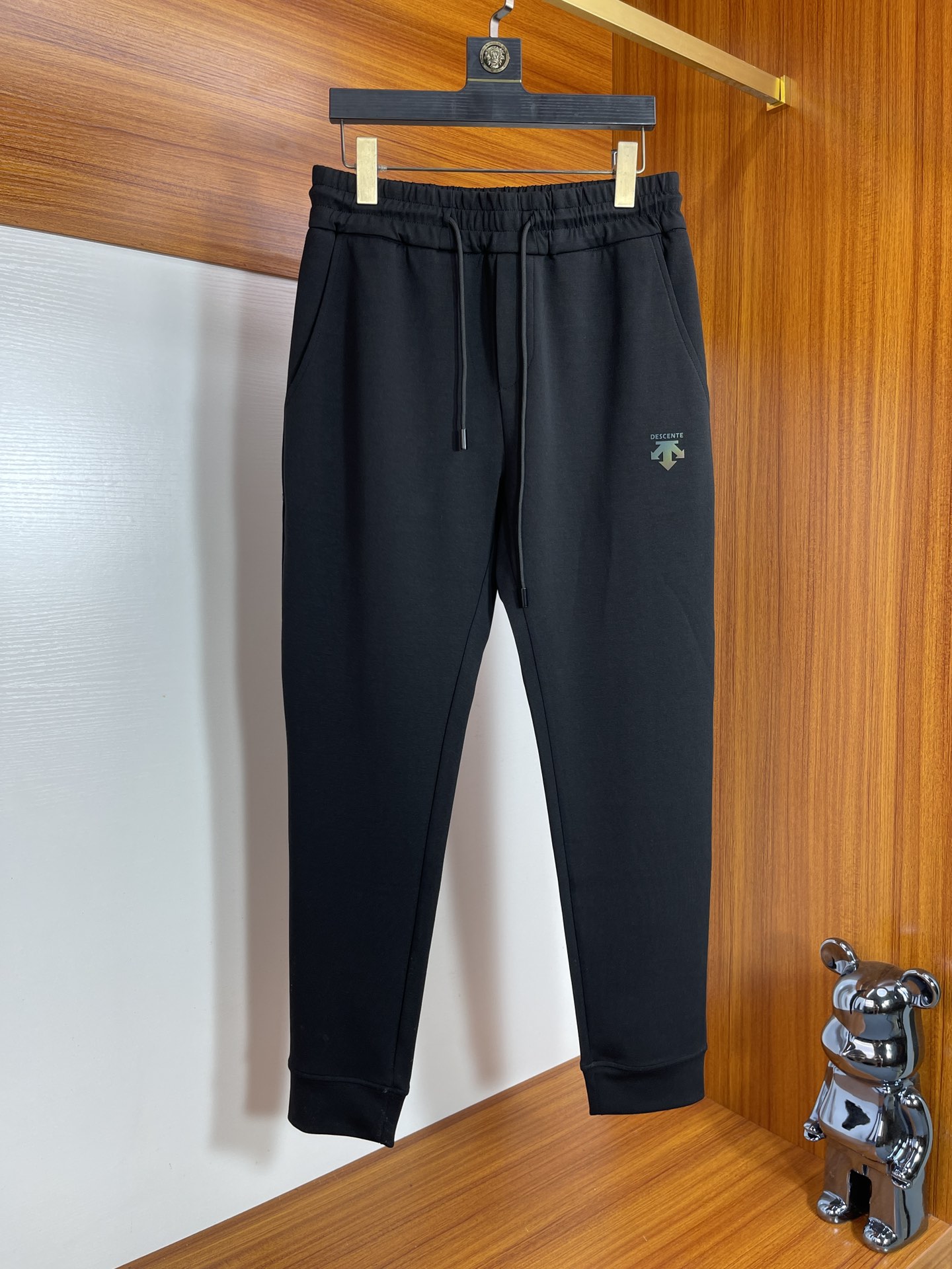 NO:465593,Des/Disante 2025 spring and summer new product, complete three standards, casual pants, good products, no need to introduce too much, look at the details, counter number M-XXXL /140 upper body L,,alexander wang19860909Des/迪桑特 2025春夏新品 三标齐全 休闲裤 好货不用过多介绍 看细节 专柜码数M-XXXL /140上身L,,alexander wang,Men's clothing