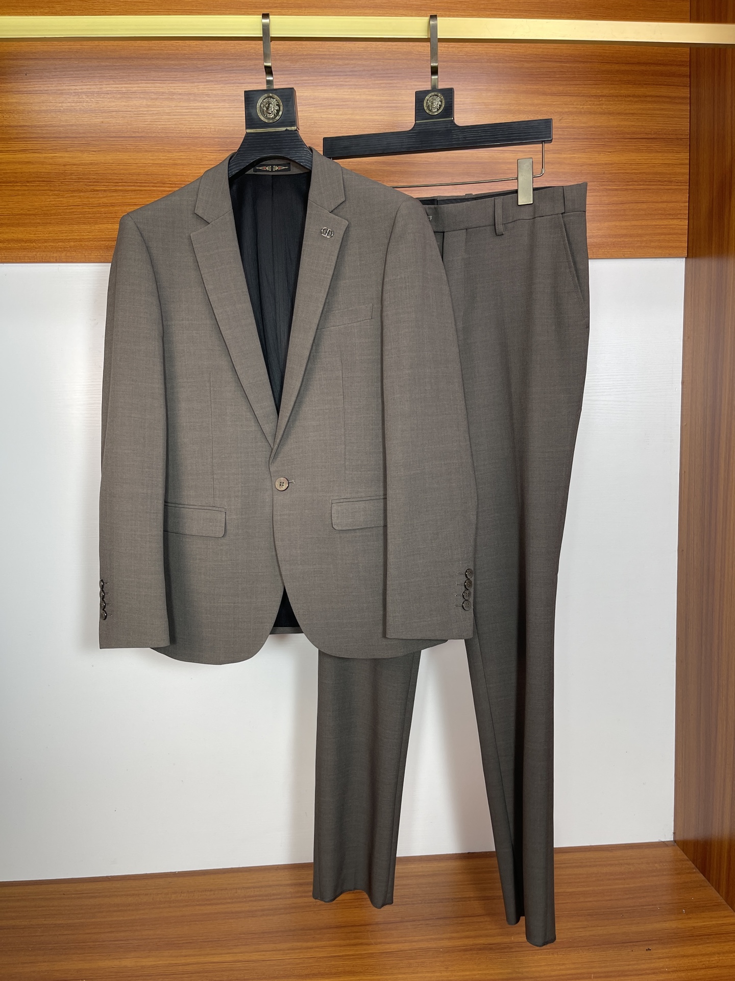 NO:871006,Dior/Dior's 26-year-old new product, complete with three standards, suit and suit, good product, no need to introduce too much, look at the details, counter code number 46-56 175/140, recommended 48,, dior, dior, business suit,19860909Dior/迪奥 26年新品 三标齐全 西装西服套装 好货不用过多介绍 看细节 专柜码数46-56 175/140建议48,,dior,dior,business suit,,Men's clothing