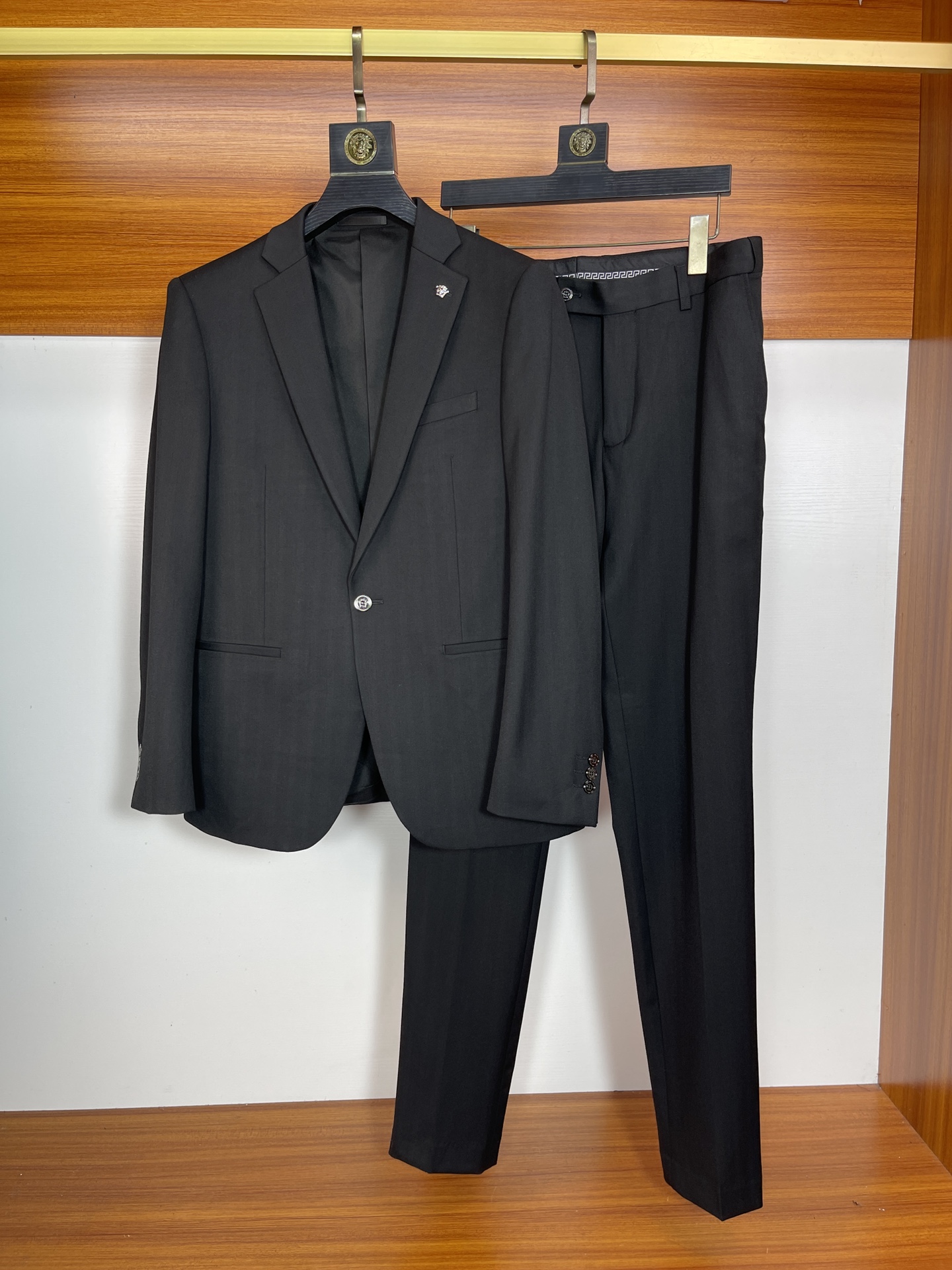 NO:870998,Versace/Versace 26-year-old new product, complete with three standards, suit suit, good product, no need to introduce too much, look at the details, counter code number 46-56 175/140, recommended 48,,versace,versace,business suit,19860909Versace/范思哲 26年新品 三标齐全 西装西服套装 好货不用过多介绍 看细节 专柜码数46-56 175/140建议48,,versace,versace,business suit,,Men's clothing