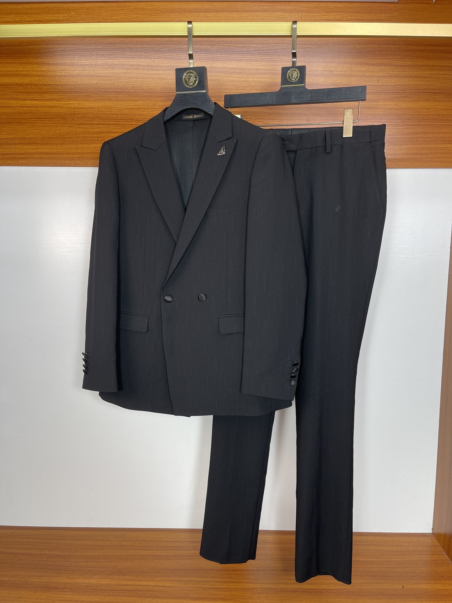 NO:918094,Prada/Prada 26-year-old new product, complete with three standards, suit suit, good product, no need to introduce too much, look at the details, counter code number 46-56 175/140, recommended 48,, prada, prada, business suit,19860909Prada/普拉达 26年新品 三标齐全 西装西服套装 好货不用过多介绍 看细节 专柜码数46-56 175/140建议48,,prada,prada,business suit,,Men's clothing