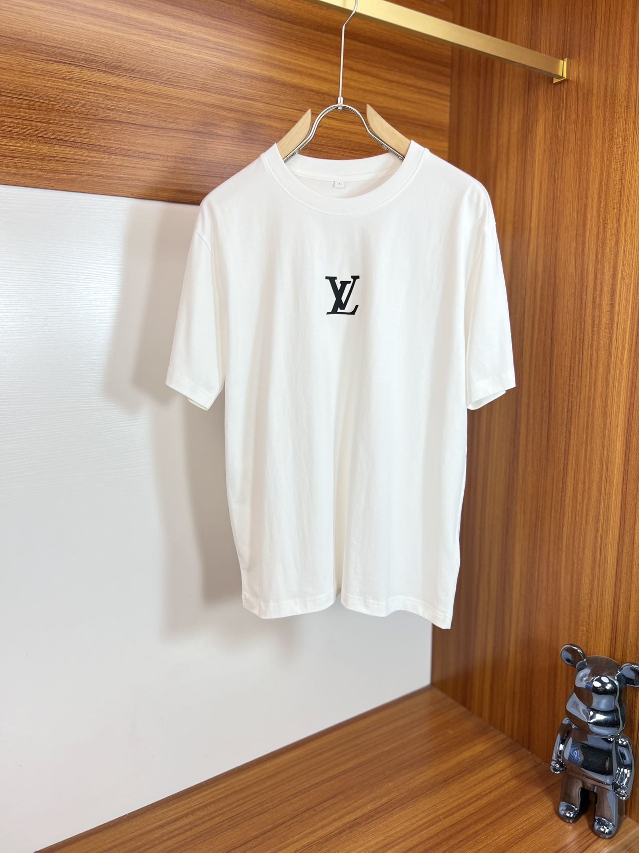 NO:156107,LV/Louis Vuitton 2025 Spring and Summer New Products, Complete Three Standards, Round Neck Pure Cotton Short-Sleeve T-Shirts, Don’t need to introduce too much good products, look at the details, Counter Code M-XXXL / Suggestions, L,,louis vuitton,louis vuitton,T-shirt,tees,t-shirt,alexander wang19860909LV/路易威登 2025春夏新品 三标齐全 圆领纯棉短袖T恤 好货不用过多介绍 看细节 专柜码数M-XXXL /建议L,,louis vuitton,louis vuitton,T-shirt,tees，t-shirt,alexander wang,Men's clothing