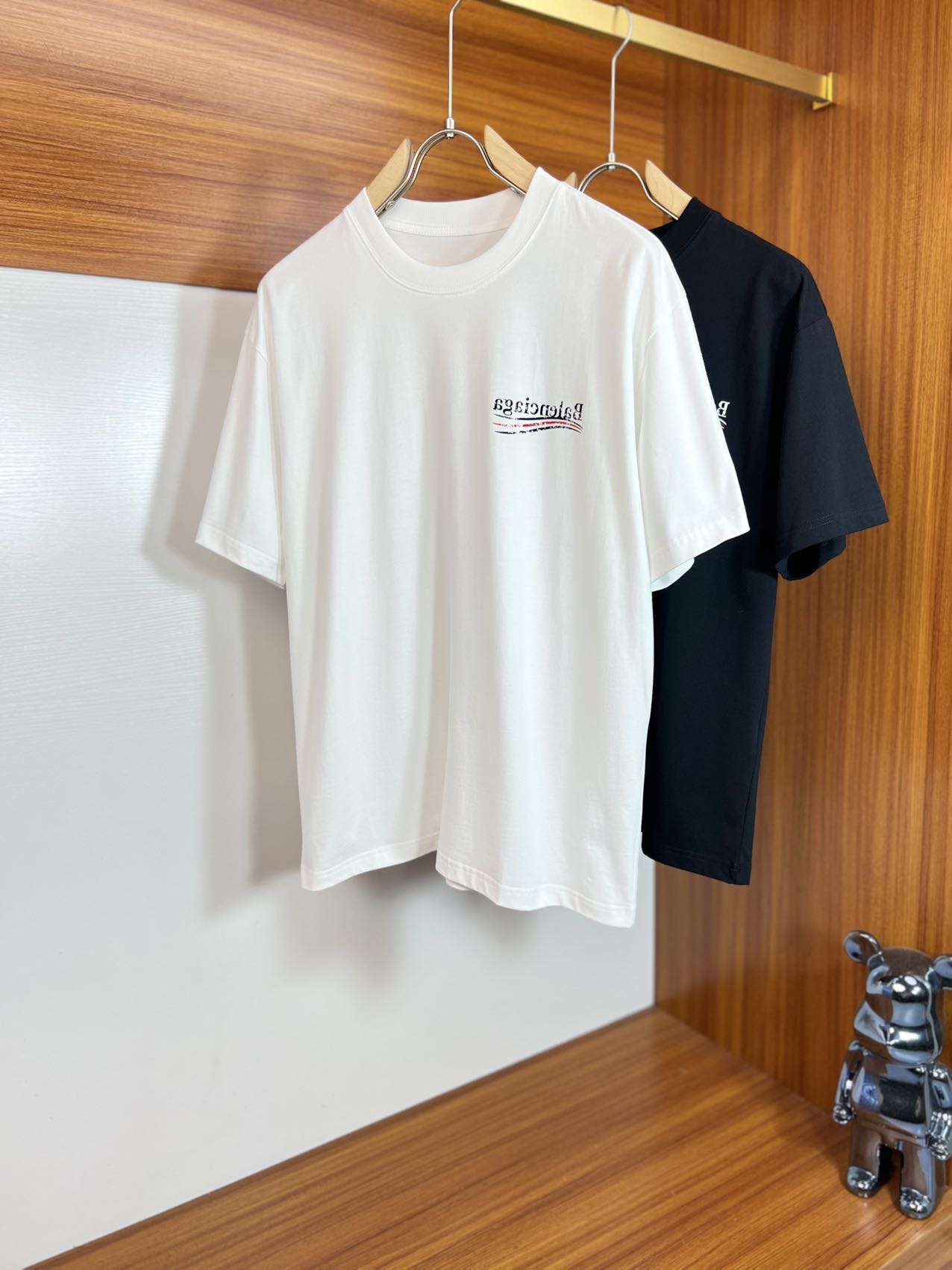 NO:153234,Balenciaga/Balenciaga Spring and Summer 2025 New Products, Three Standards, Round Neck Pure Cotton Short-Sleeve T-Shirts, Don’t need to introduce too much good products, look at the details, Counter Code M-XXXL 175/140 Suggestions,,balenciaga,balenciaga,T-shirt,tees,t-shirt,alexander wang19860909Balenciaga/巴黎世家 2025春夏新品 三标齐全 圆领纯棉短袖T恤 好货不用过多介绍 看细节 专柜码数M-XXXL 175/140建议L,,balenciaga,balenciaga,T-shirt,tees，t-shirt,alexander wang,Men's clothing