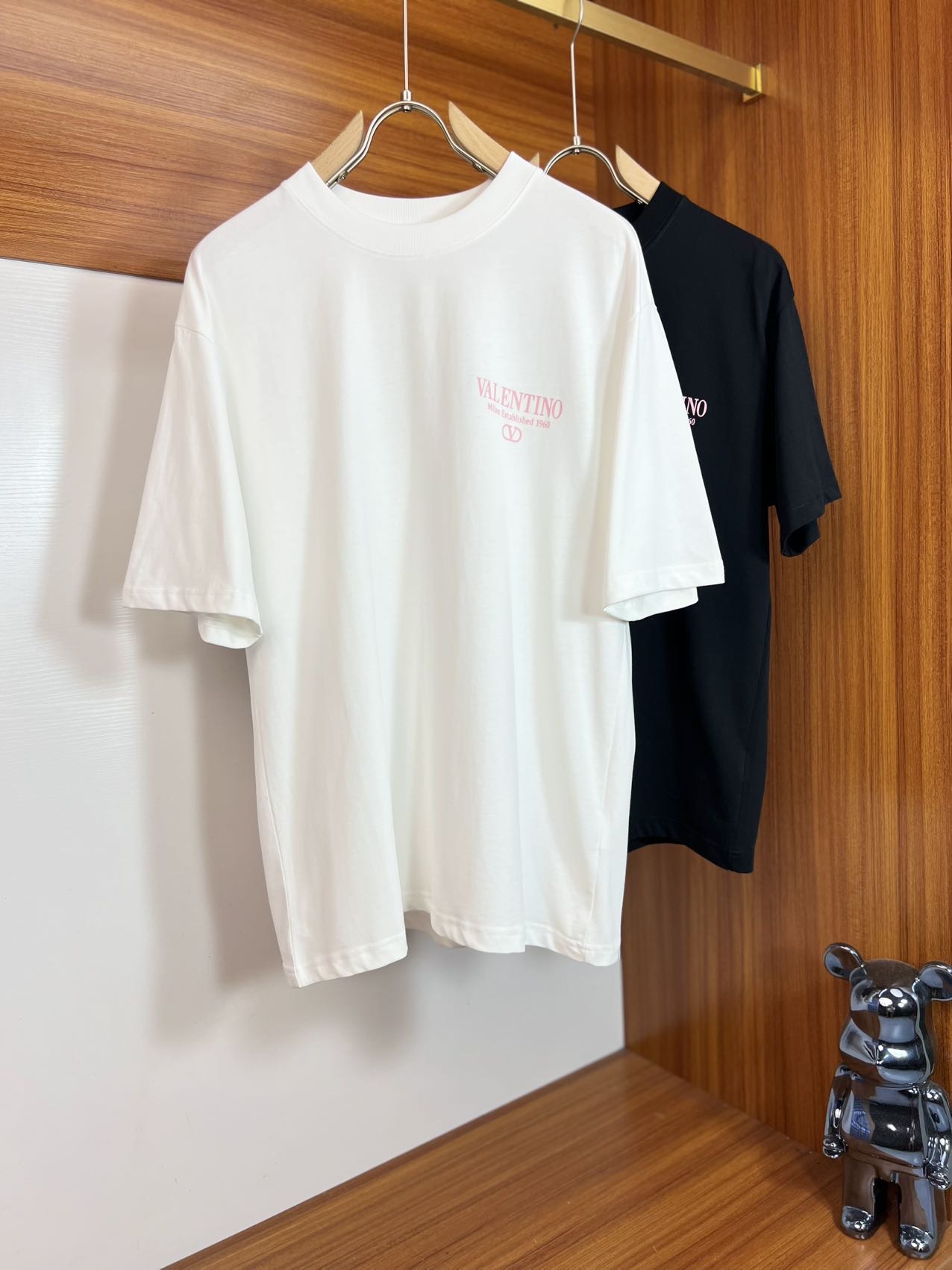 NO:153236,Valentino 2025 spring and summer new product, complete three standards, round neck pure cotton short-sleeved T-shirt, no need to introduce too much good products, look at the details, counter code M-XXXL 175/140 Suggestions, L, valentino, T-shirt, tees, t-shirt, alexander wang19860909华伦天奴 2025春夏新品 三标齐全 圆领纯棉短袖T恤 好货不用过多介绍 看细节 专柜码数M-XXXL 175/140建议L,,valentino,T-shirt,tees，t-shirt,alexander wang,Men's clothing
