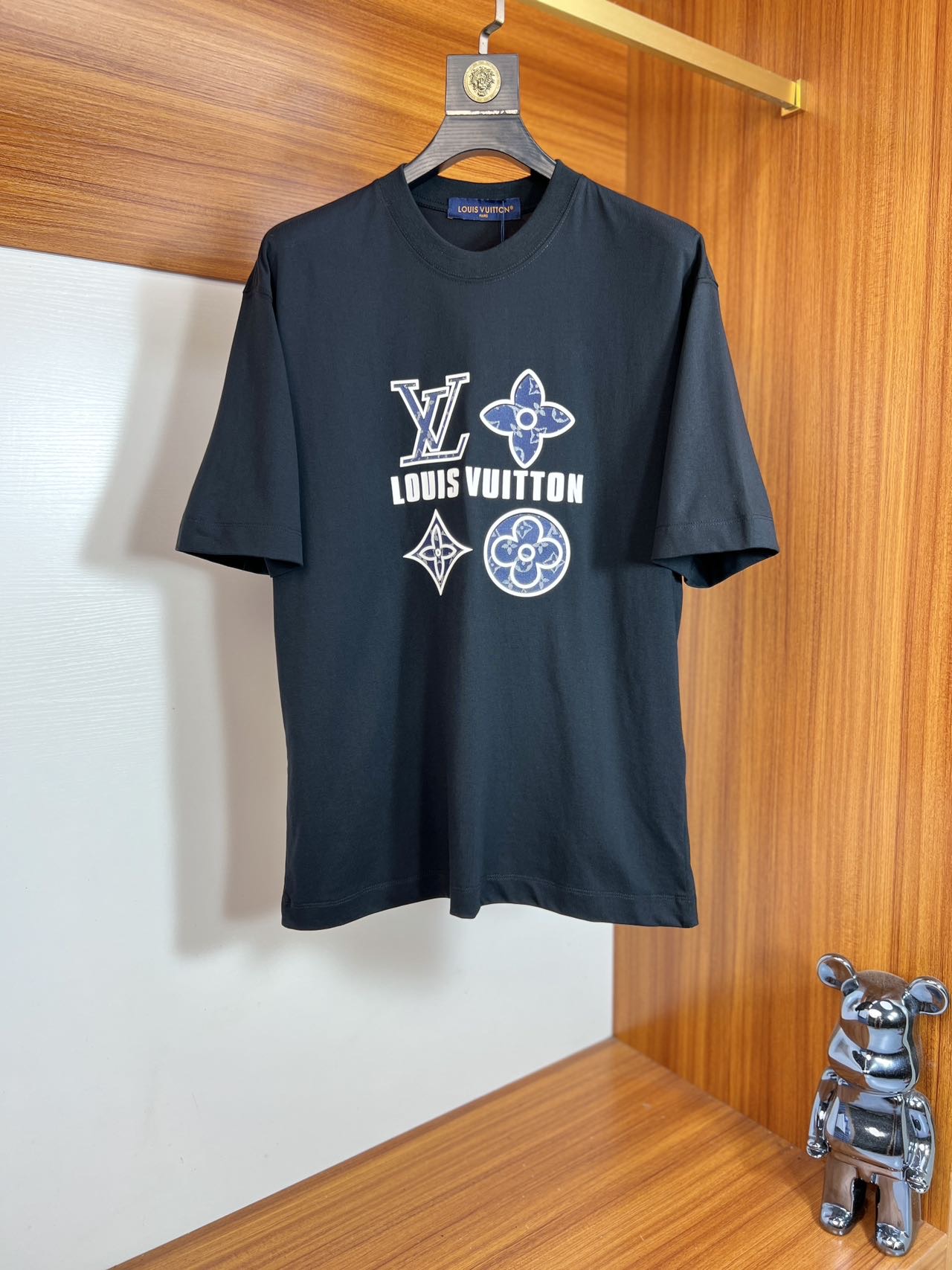 NO:159907,LV/Louis Vuitton New products in spring and summer are available in 2019. Three standards are complete. Round neck short-sleeved T-shirt. Don’t need to introduce too much good products. Look at the details. Counter codes XS-XL,,louis vuitton,louis vuitton,T-shirt,tees,t-shirt,alexander wang19860909LV/路易威登 年春夏新品上新 三标齐全 圆领短袖T恤 好货不用过多介绍 看细节 专柜码数XS-XL,,louis vuitton,louis vuitton,T-shirt,tees，t-shirt,alexander wang,Men's clothing