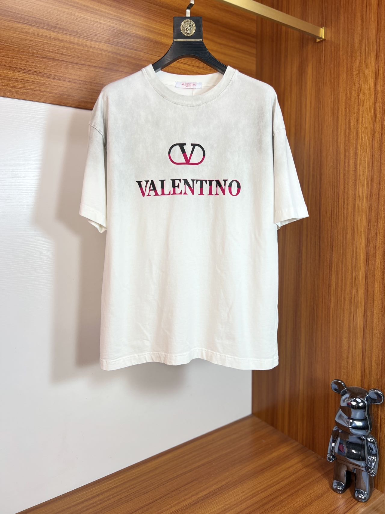 NO:159914,Valentino Spring and summer new products, complete three-standard round neck short-sleeved T-shirt. Don’t need to introduce too much good products. Look at the details. Counter code S-XXL 175/140. Suggested Sos large-size, valentino, T-shirt, tees, t-shirt, alexander wang19860909华伦天奴 春夏新品 三标齐全 圆领短袖T恤 好货不用过多介绍 看细节 专柜码数S-XXL 175/140建议Sos大版型,,valentino,T-shirt,tees，t-shirt,alexander wang,Men's clothing