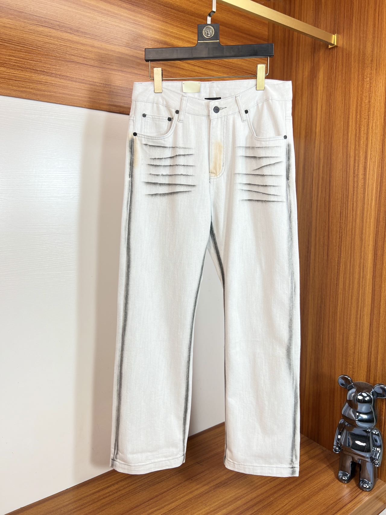 NO:161457,Fendi/Fendi 2025 spring and summer new products, complete three standards, wide version of jeans, good products, no need to introduce too much, look at the details, counter number 28-38 /140 upper body 32,,fendi,fendi,jeans,alexander wang19860909Fendi/芬迪 2025春夏新品 三标齐全 阔版牛仔裤 好货不用过多介绍 看细节 专柜码数28-38 /140上身32,,fendi,fendi,jeans,alexander wang,Men's clothing