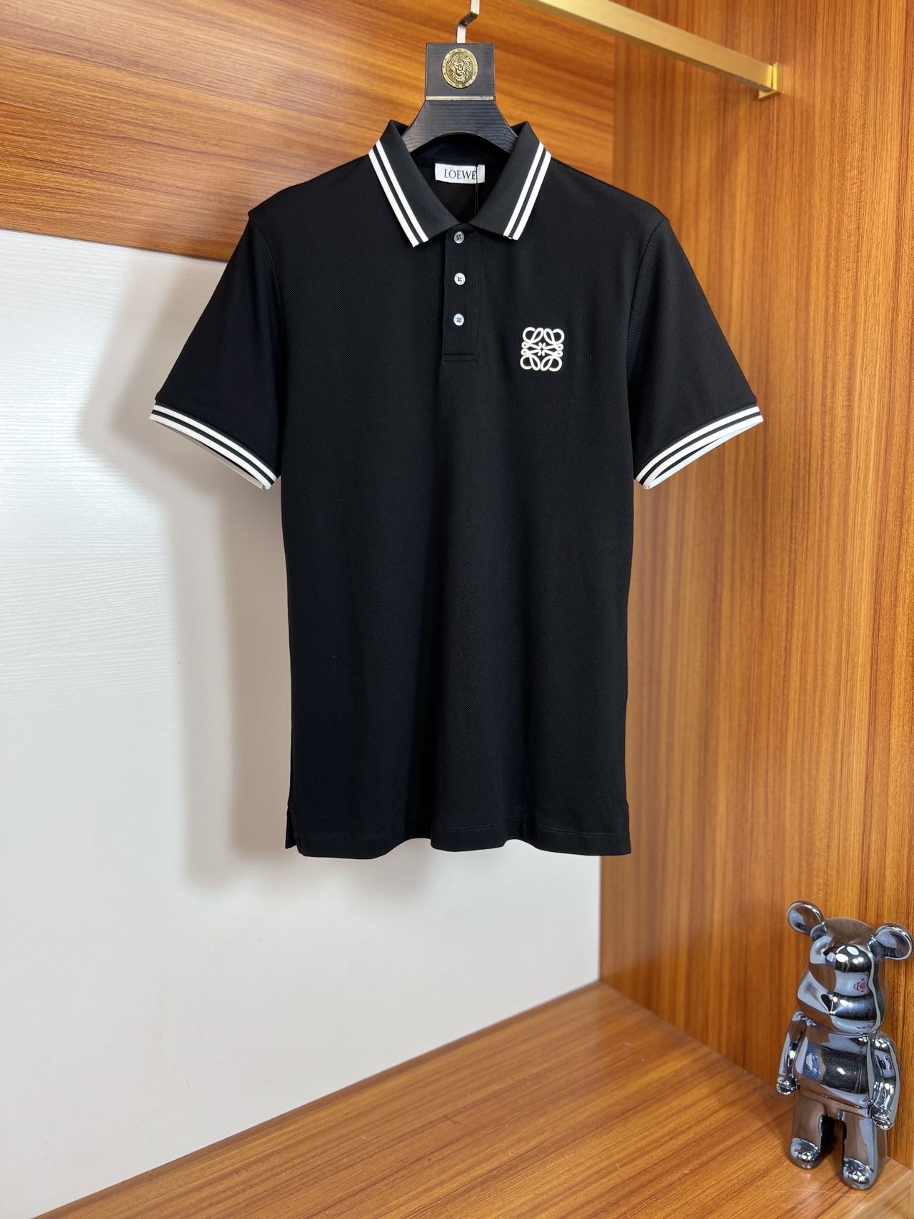 NO:161462,Loewe/Luo Yiwei New products for spring and summer 2025 are available in new products, complete three standards, lapel short-sleeved POLO shirt, no need to introduce too much good products, look at the details, counter number M-XXXL /140 suggestions L,,,loewe,loewe,T-shirt,alexander wang19860909Loewe/罗意威 2025年春夏新品上新 三标齐全 翻领短袖POLO衫 好货不用过多介绍 看细节 专柜码数M-XXXL /140建议L,,,loewe,loewe,T-shirt,alexander wang,Men's clothing