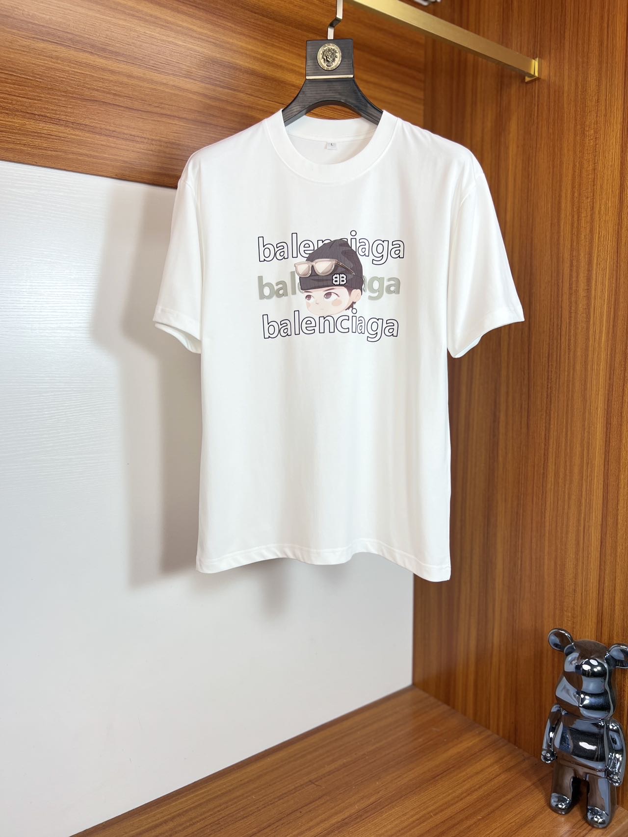 NO:482883,Balenciaga/Balenciaga New products for spring and summer 2025 are available in new products, complete three standards, pure cotton round neck short-sleeved T-shirt. Don’t need to introduce too much good products. Look at the details. Counter code M-XXXXL 175/Suggestions L,,balenciaga,balenciaga,T-shirt,tees,t-shirt,alexander wang19860909Balenciaga/巴黎世家 2025年春夏新品上新 三标齐全 纯棉圆领短袖T恤 好货不用过多介绍 看细节 专柜码数M-XXXXL 175/建议L,,balenciaga,balenciaga,T-shirt,tees，t-shirt,alexander wang,Men's clothing