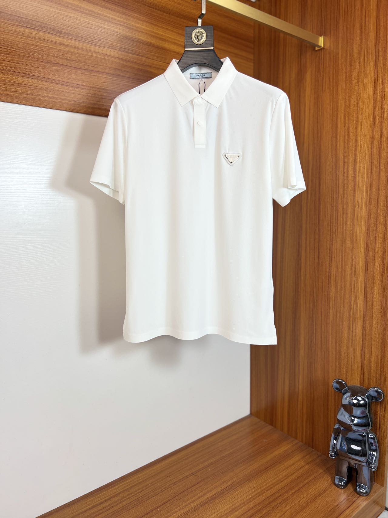 NO:162749,Prada/Prada 2025 new spring and summer products are available, complete three standards, lapel short-sleeved polo shirt, good products do not need to be introduced too much, look at the details, counter number M-XXXL /140 suggestions L,,prada,prada,T-shirt,alexander wang19860909Prada/普拉达 2025年春夏新品上新 三标齐全 翻领短袖polo衫 好货不用过多介绍 看细节 专柜码数M-XXXL /140建议L,,prada,prada,T-shirt,alexander wang,Men's clothing