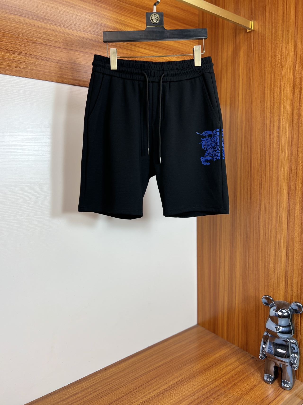 NO:469128,Burberry/Burberry 2025 spring and summer new product, complete three-standard elastic five-point casual pants and shorts. Don’t need to introduce too much good products. Look at the details. Counter code M-XXXL 175/Upper body suggestions L,,,burberry,burberry, shorts,alexander wang19860909Burberry/巴宝莉 2025春夏新品 三标齐全 松紧带五分休闲裤短裤 好货不用过多介绍 看细节 专柜码数M-XXXL 175/上身建议L,,,burberry,burberry,shorts,alexander wang,Men's clothing