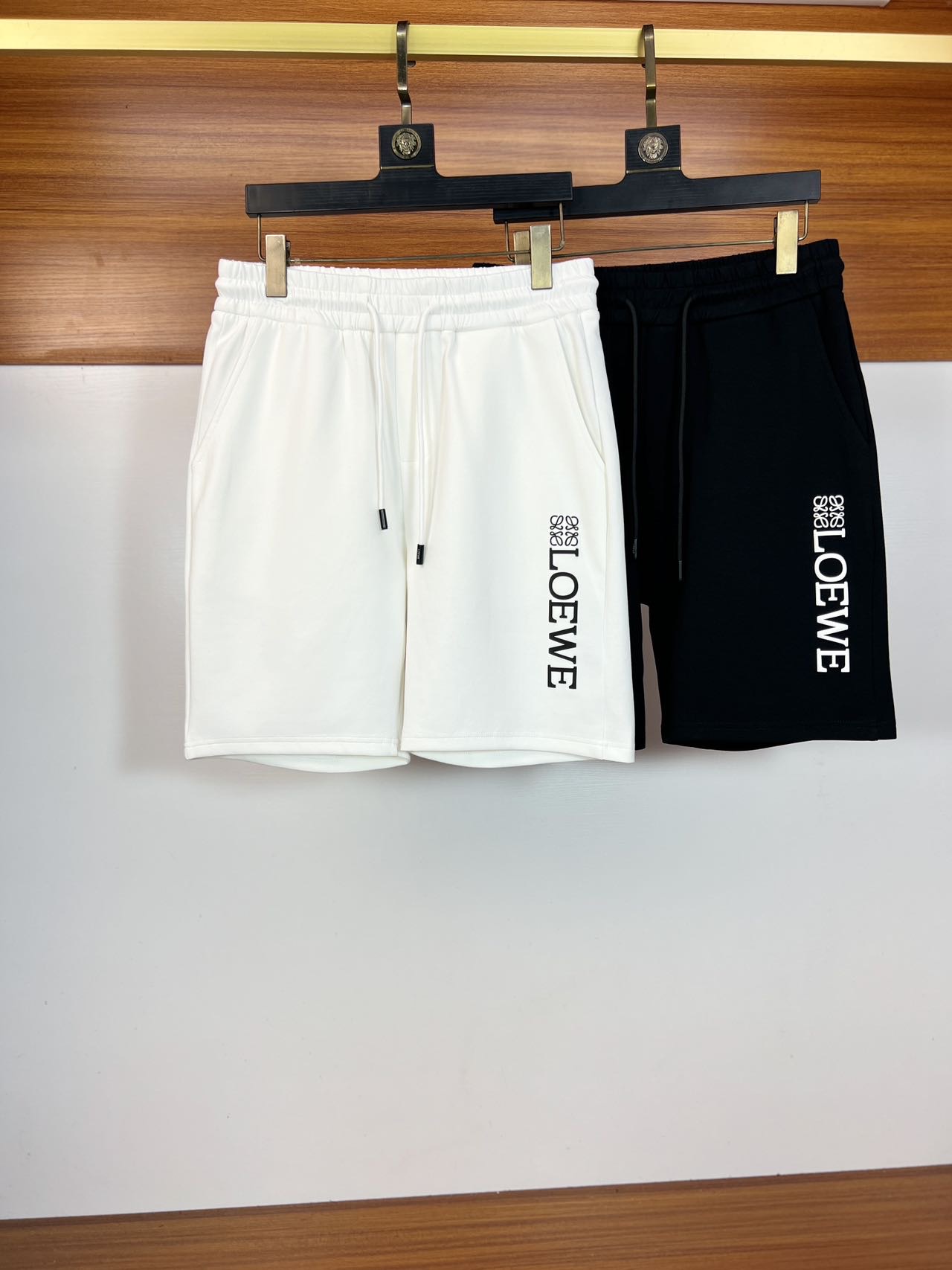 NO:419810,Loewe/Luo Yiwei 2025 spring and summer new product, complete three standards, elastic five-point shorts, good products do not need to be introduced too much, look at the details, counter number M-XXXL 175/140 upper body suggestions L,,loewe,loewe, shorts,alexander wang19860909Loewe/罗意威 2025春夏新品 三标齐全 松紧带五分短裤 好货不用过多介绍 看细节 专柜码数M-XXXL 175/140上身建议L,,loewe,loewe,shorts,alexander wang,Men's clothing