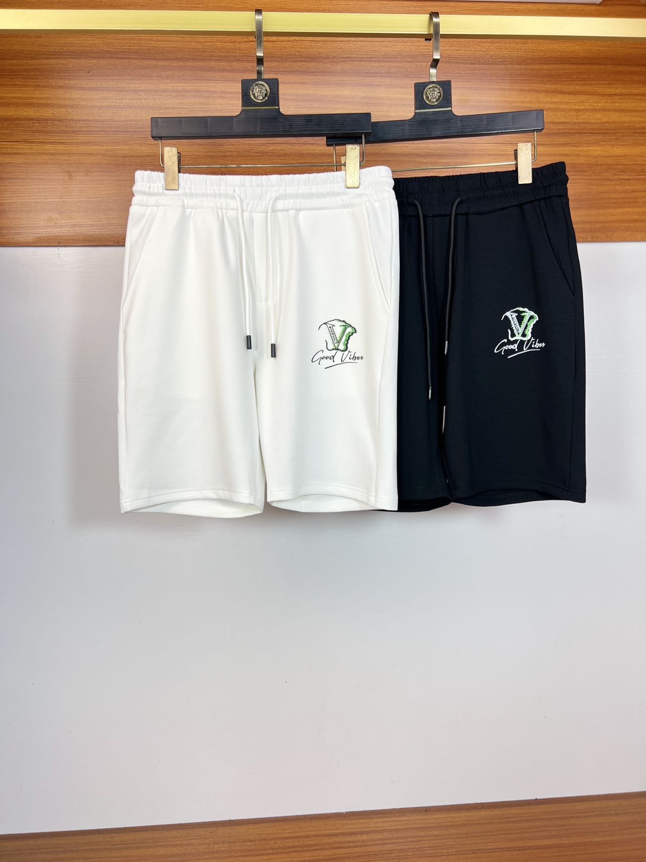 NO:419871,Versace/Versace 2025 spring and summer new product, complete three standards, elastic five-point shorts, good products do not need to be introduced too much, look at the details, counter number M-XXXL 175/140 upper body suggestions L, versace, versace, shorts, alexander wang19860909Versace/范思哲 2025春夏新品 三标齐全 松紧带五分短裤 好货不用过多介绍 看细节 专柜码数M-XXXL 175/140上身建议L,,versace,versace,shorts,alexander wang,Men's clothing