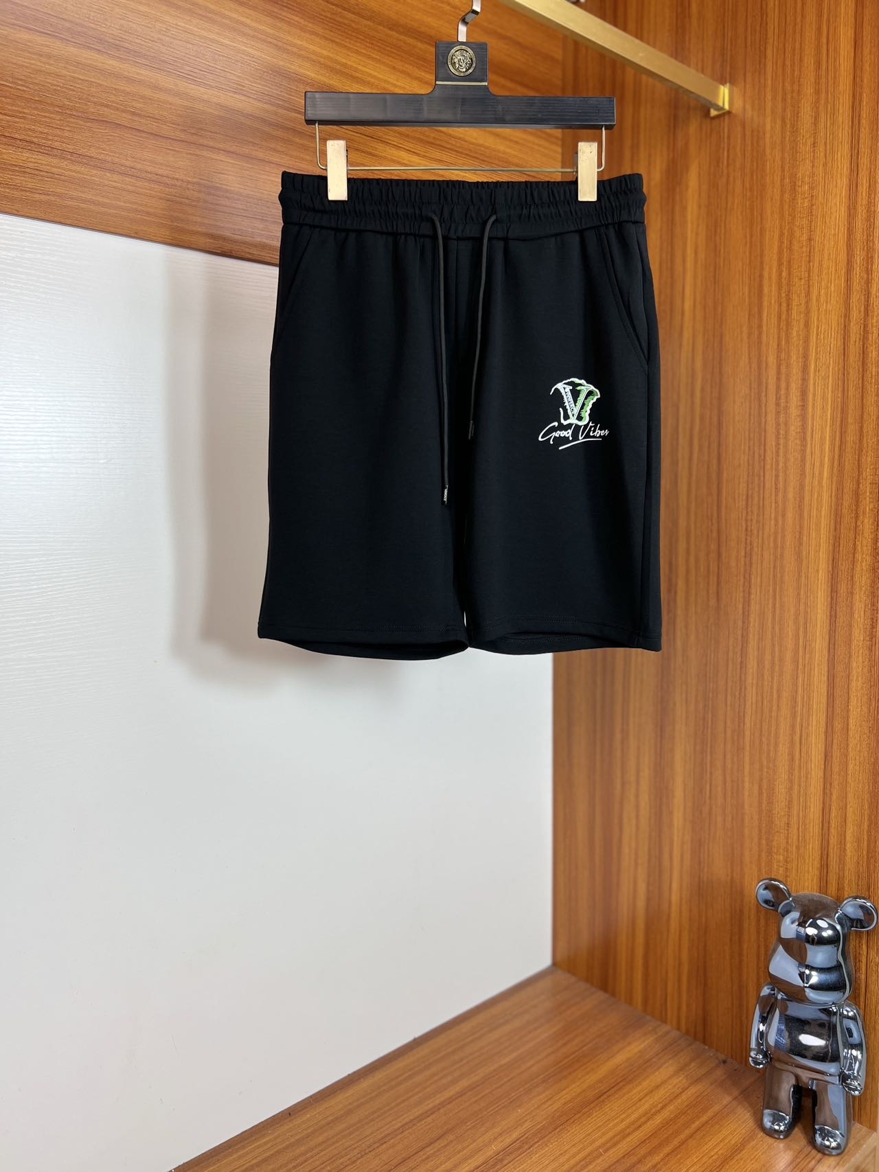 NO:423090,Versace/Versace 2025 spring and summer new product, complete three standards, elastic five-point shorts, good products do not need to be introduced too much, look at the details, counter number M-XXXL 175/upper body suggestions L, versace, versace, shorts, alexander wang19860909Versace/范思哲 2025春夏新品 三标齐全 松紧带五分短裤 好货不用过多介绍 看细节 专柜码数M-XXXL 175/上身建议L,,versace,versace,shorts,alexander wang,Men's clothing