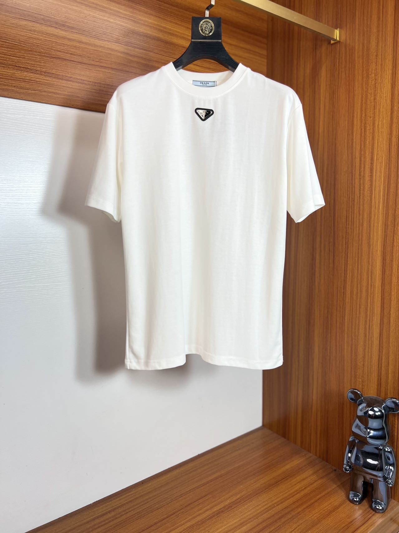 NO:415964,Prada/Prada 2025 spring and summer new product, complete three standards, round neck pure cotton short-sleeved T-shirt, no need to introduce too much good products, look at the details, counter code M-XXXL 175/140 Suggestions,,prada,prada,T-shirt,tees,t-shirt,alexander wang19860909Prada/普拉达 2025春夏新品 三标齐全 圆领纯棉短袖T恤 好货不用过多介绍 看细节 专柜码数M-XXXL 175/140建议L,,prada,prada,T-shirt,tees，t-shirt,alexander wang,Men's clothing
