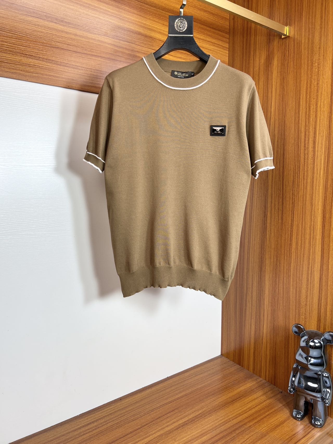 NO:415955,LP Spring and summer new products, complete three standards, round neck knitted short-sleeved T-shirt, no need to introduce too much good products, look at the details, counter code M-XXXL /140 suggestions L,,loro piana,T-shirt,tees,t-shirt,alexander wang19860909LP 春夏新品 三标齐全 圆领针织短袖T恤 好货不用过多介绍 看细节 专柜码数M-XXXL /140建议L,,loro piana,T-shirt,tees，t-shirt,alexander wang,Men's clothing