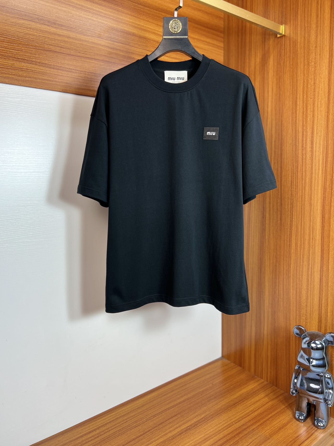 NO:416002,MiuMiu 2025 spring and summer new product, complete three standards, round neck pure cotton short-sleeved T-shirt, no need to introduce too much good products, look at the details, counter code M-XXL 175/140 suggestion M,,miumiu, T-shirt,tees, t-shirt,alexander wang19860909MiuMiu 2025春夏新品 三标齐全 圆领纯棉短袖T恤 好货不用过多介绍 看细节 专柜码数M-XXL 175/140建议M,,miumiu,T-shirt,tees，t-shirt,alexander wang,Men's clothing