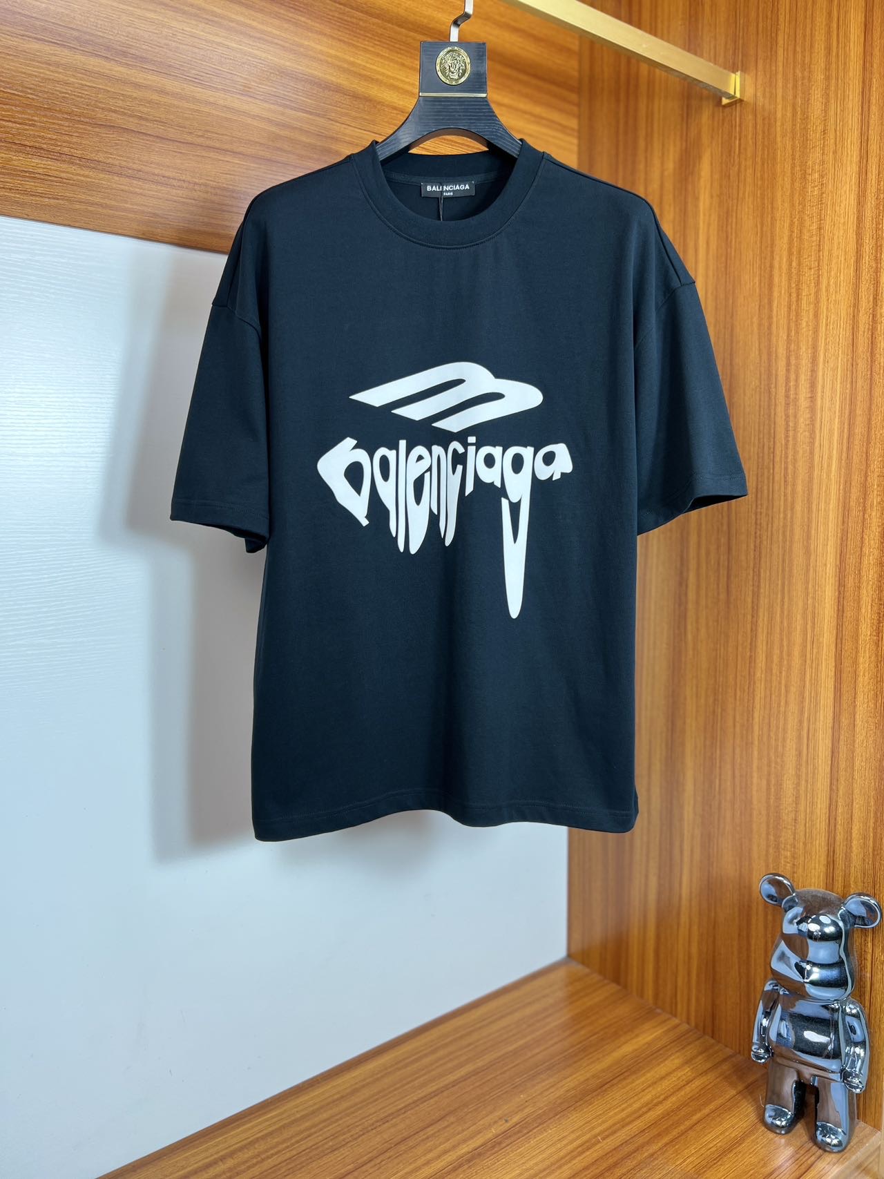 NO:415987,Balenciaga/Balenciaga Spring and Summer 2025 New Products, Three Standards, Round Neck Pure Cotton Short-Sleeve T-Shirts, Don’t need to introduce too much good products, look at the details, Counter Code M-XXL 175/140 Suggestions M,,balenciaga,balenciaga,T-shirt,tees,t-shirt,alexander wang19860909Balenciaga/巴黎世家 2025春夏新品 三标齐全 圆领纯棉短袖T恤 好货不用过多介绍 看细节 专柜码数M-XXL 175/140建议M,,balenciaga,balenciaga,T-shirt,tees，t-shirt,alexander wang,Men's clothing