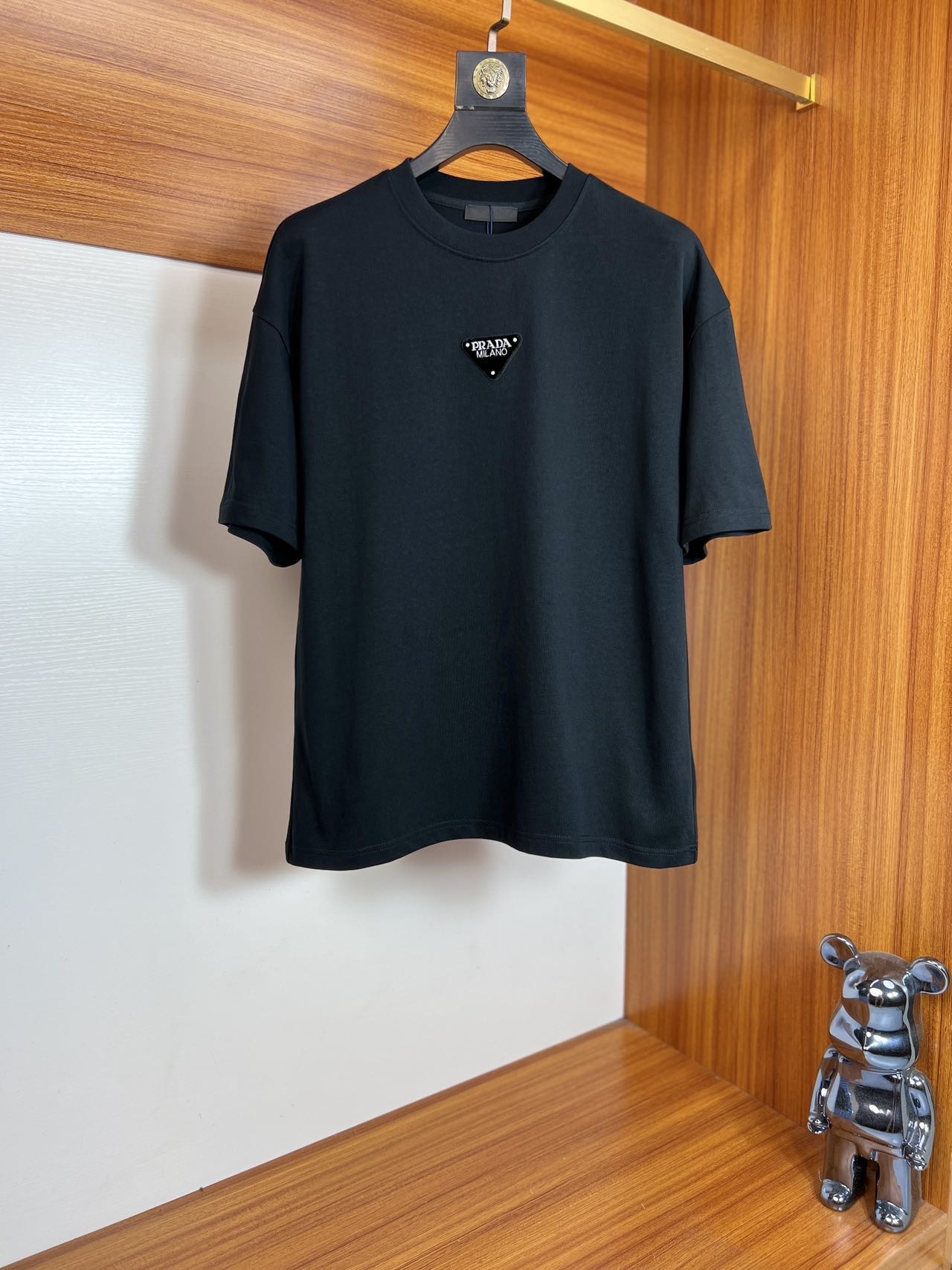 NO:415966,Prada/Prada 2025 spring and summer new product, complete three standards, round neck pure cotton short-sleeved T-shirt, no need to introduce too much good products, look at the details, counter code M-XXL 175/140 suggestion M,,prada,prada,T-shirt,tees,t-shirt,alexander wang19860909Prada/普拉达 2025春夏新品 三标齐全 圆领纯棉短袖T恤 好货不用过多介绍 看细节 专柜码数M-XXL 175/140建议M,,prada,prada,T-shirt,tees，t-shirt,alexander wang,Men's clothing