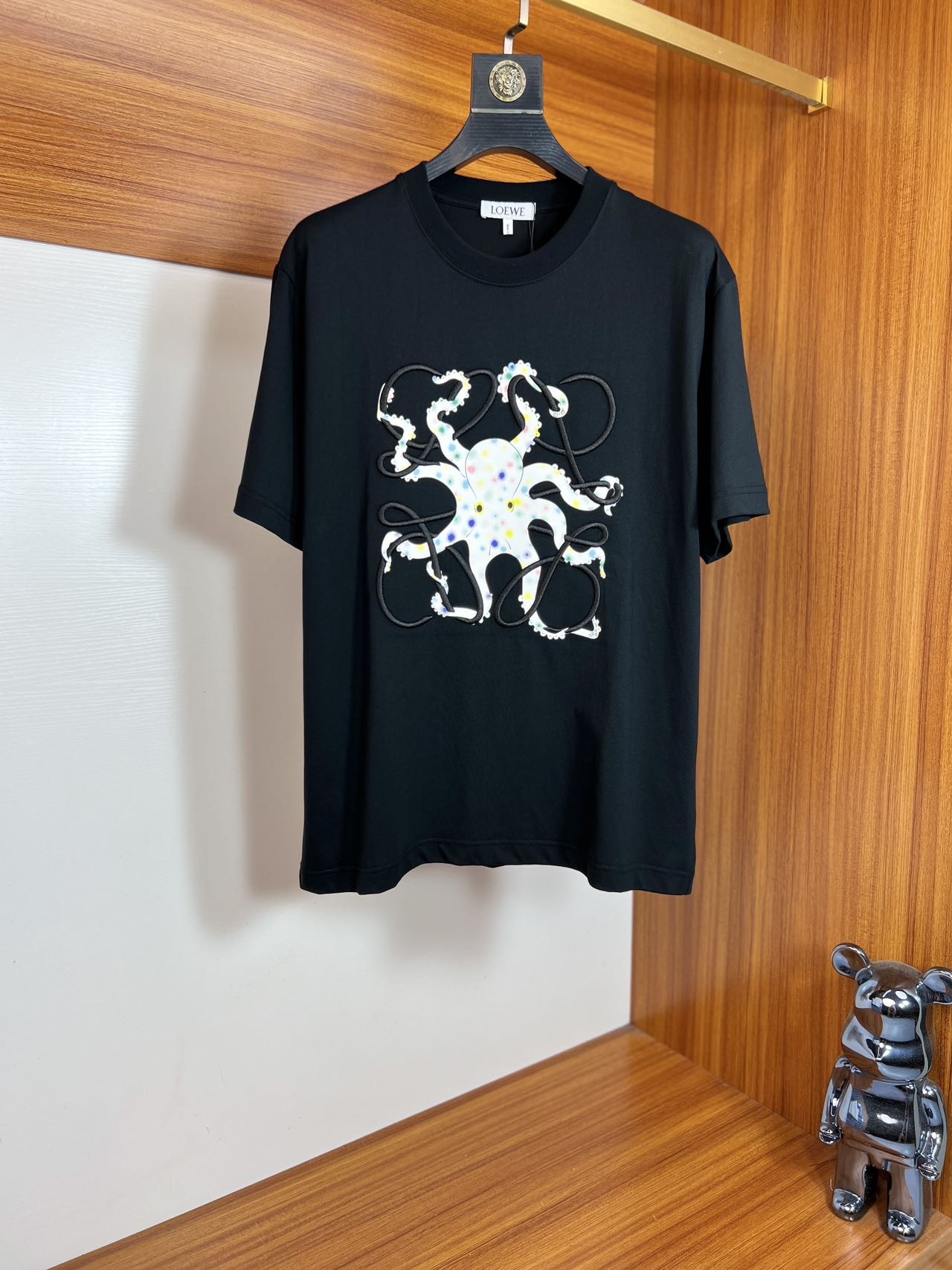 NO:419842,Loewe/Luo Yiwei New products for spring and summer 2025 are available in new products, complete three standards, pure cotton round neck short-sleeved T-shirt. Don’t need to introduce too much good products. Look at the details. Counter code number XS-XL 175/140 Suggestions,,loewe,loewe,T-shirt,tees,t-shirt,alexander wang19860909Loewe/罗意威 2025年春夏新品上新 三标齐全 纯棉圆领短袖T恤 好货不用过多介绍 看细节 专柜码数XS-XL 175/140建议S,,loewe,loewe,T-shirt,tees，t-shirt,alexander wang,Men's clothing