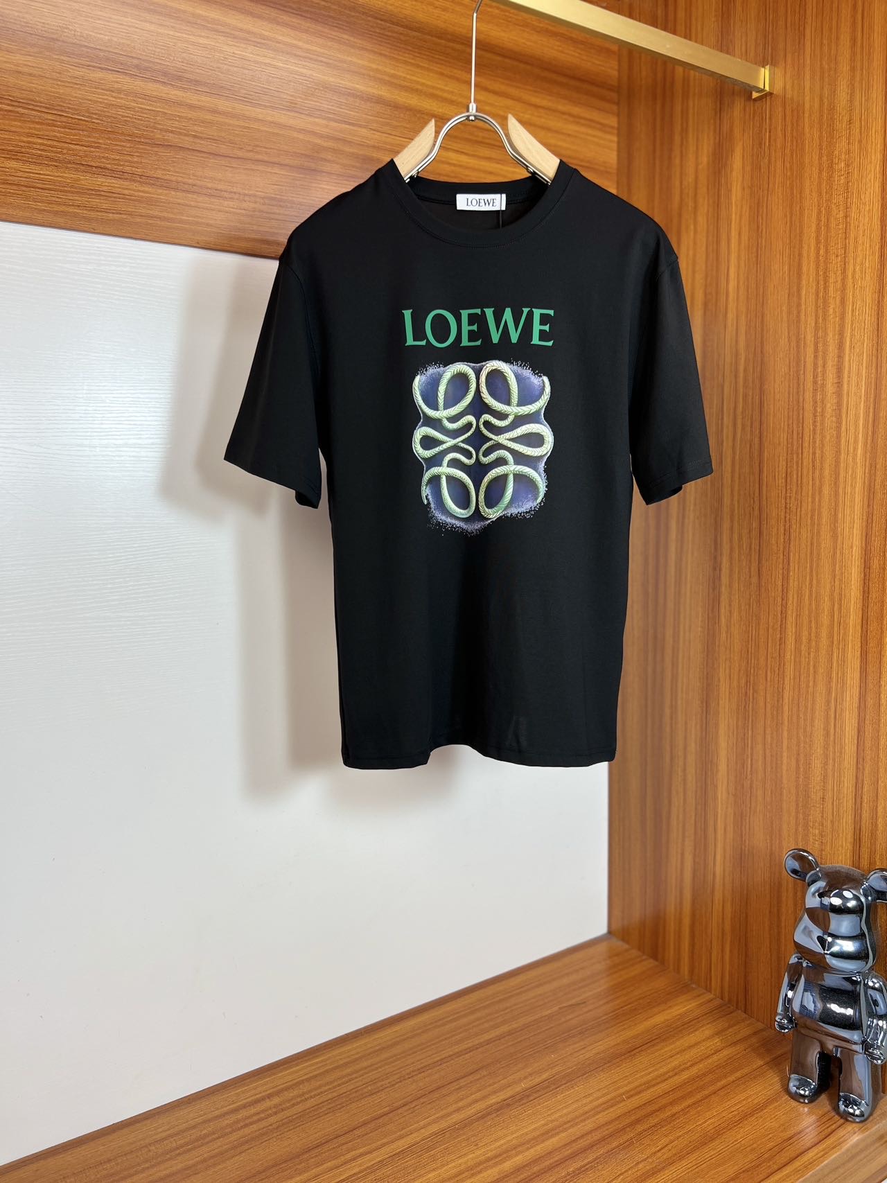 NO:469023,Loewe/Luo Yiwei Spring and summer new products, complete three standards, round neck mercerized cotton short-sleeved T-shirt. Don’t need to introduce too much good products. Look at the details. Counter code M-XXXL 175/Suggestions L,,loewe,loewe,T-shirt,tees,t-shirt,alexander wang19860909Loewe/罗意威 春夏新品 三标齐全 圆领丝光棉短袖T恤 好货不用过多介绍 看细节 专柜码数M-XXXL 175/建议L,,loewe,loewe,T-shirt,tees，t-shirt,alexander wang,Men's clothing