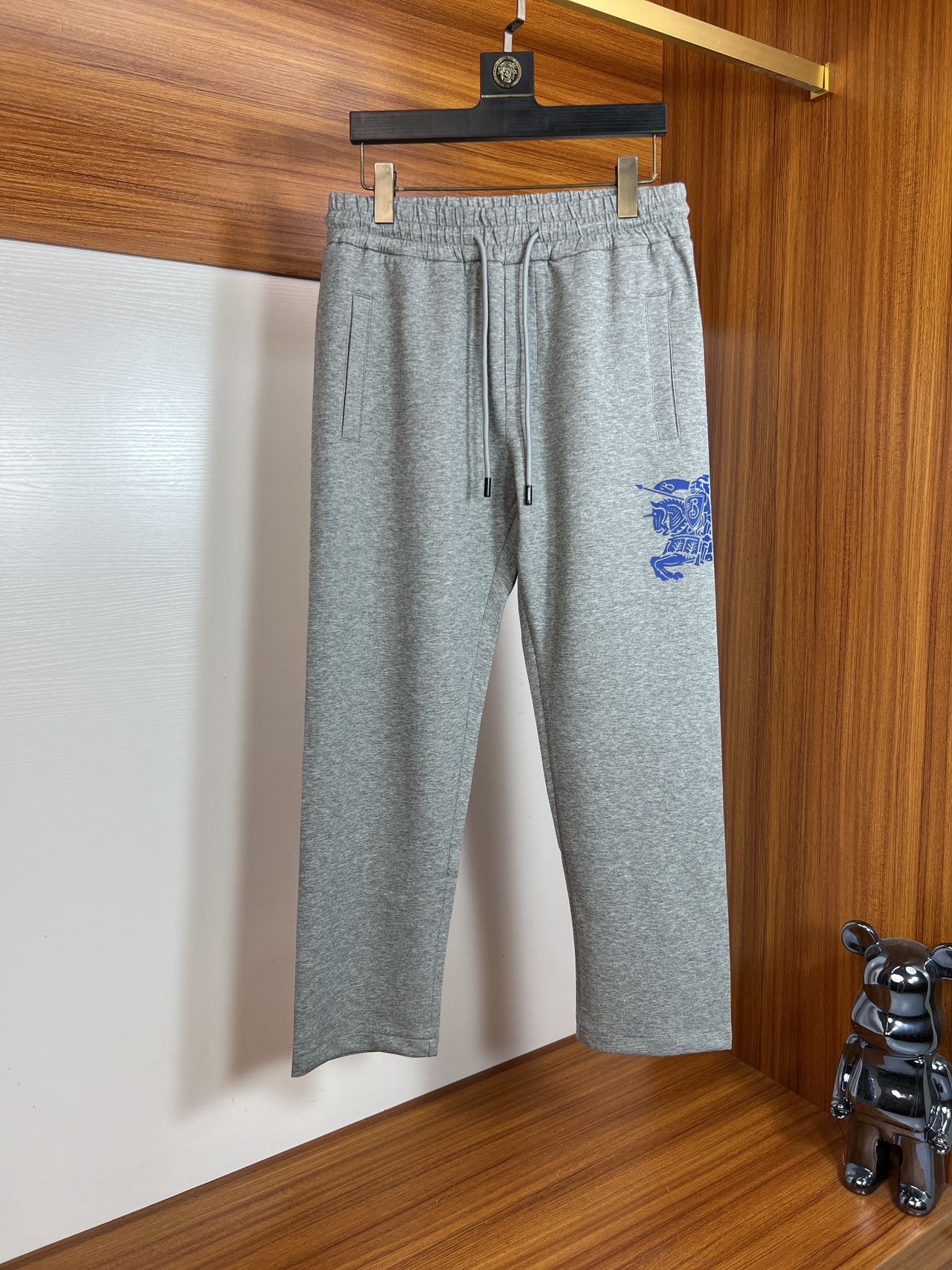 NO:509737,Burberry/Burberry 2025 Spring and Summer New Products, Complete Three Standards, Elastic Pants, Casual Pants, Don’t need to introduce too much good products, look at the details, Counter code M-XXXL 175/140 Upper body L,,burberry,burberry,alexander wang19860909Burberry/巴宝莉 2025春夏新品 三标齐全 松紧裤 休闲裤 好货不用过多介绍 看细节 专柜码数M-XXXL 175/140上身L,,burberry,burberry,alexander wang,Men's clothing