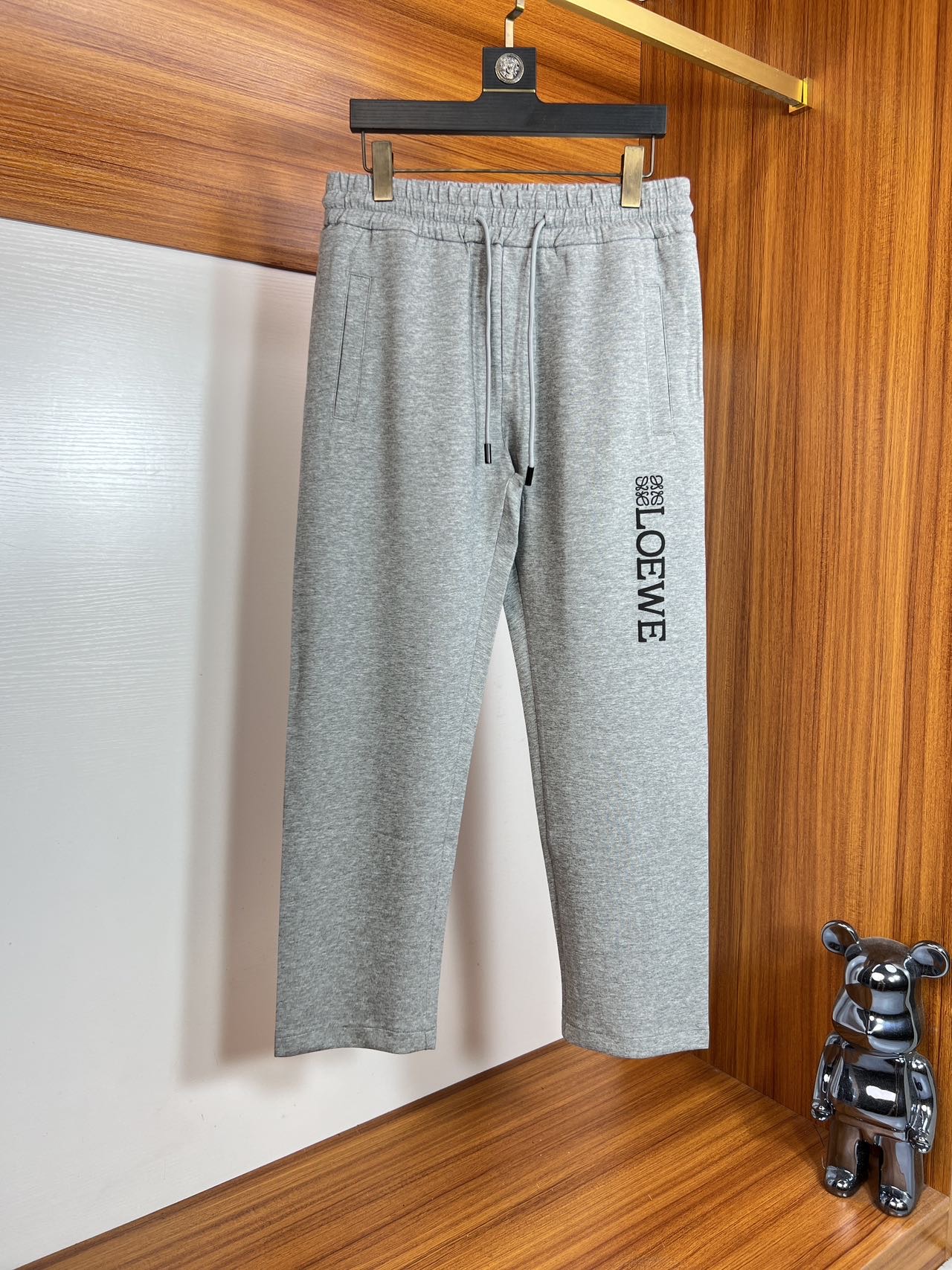 NO:479956,Loewe/Luo Yiwei 2025 spring and summer new product, complete three standards, elastic pants, casual pants, good products, don’t need to introduce too much, look at the details, counter number M-XXXL /140 upper body L,,loewe,loewe,alexander wang19860909Loewe/罗意威 2025春夏新品 三标齐全 松紧裤 休闲裤 好货不用过多介绍 看细节 专柜码数M-XXXL /140上身L,,loewe,loewe,alexander wang,Men's clothing