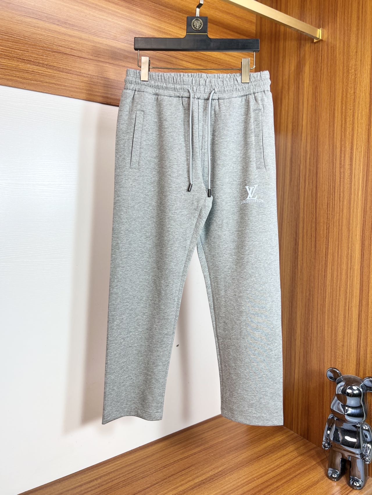 NO:480136,LV/Louis Vuitton 2025 Spring and Summer New Products, Complete Three Standards, Elastic Pants, Casual Pants, Don’t need to introduce too much good products, look at the details, Counter code M-XXXL /140 upper body L,,louis vuitton,louis vuitton,alexander wang19860909LV/路易威登 2025春夏新品 三标齐全 松紧裤 休闲裤 好货不用过多介绍 看细节 专柜码数M-XXXL /140上身L,,louis vuitton,louis vuitton,alexander wang,Men's clothing