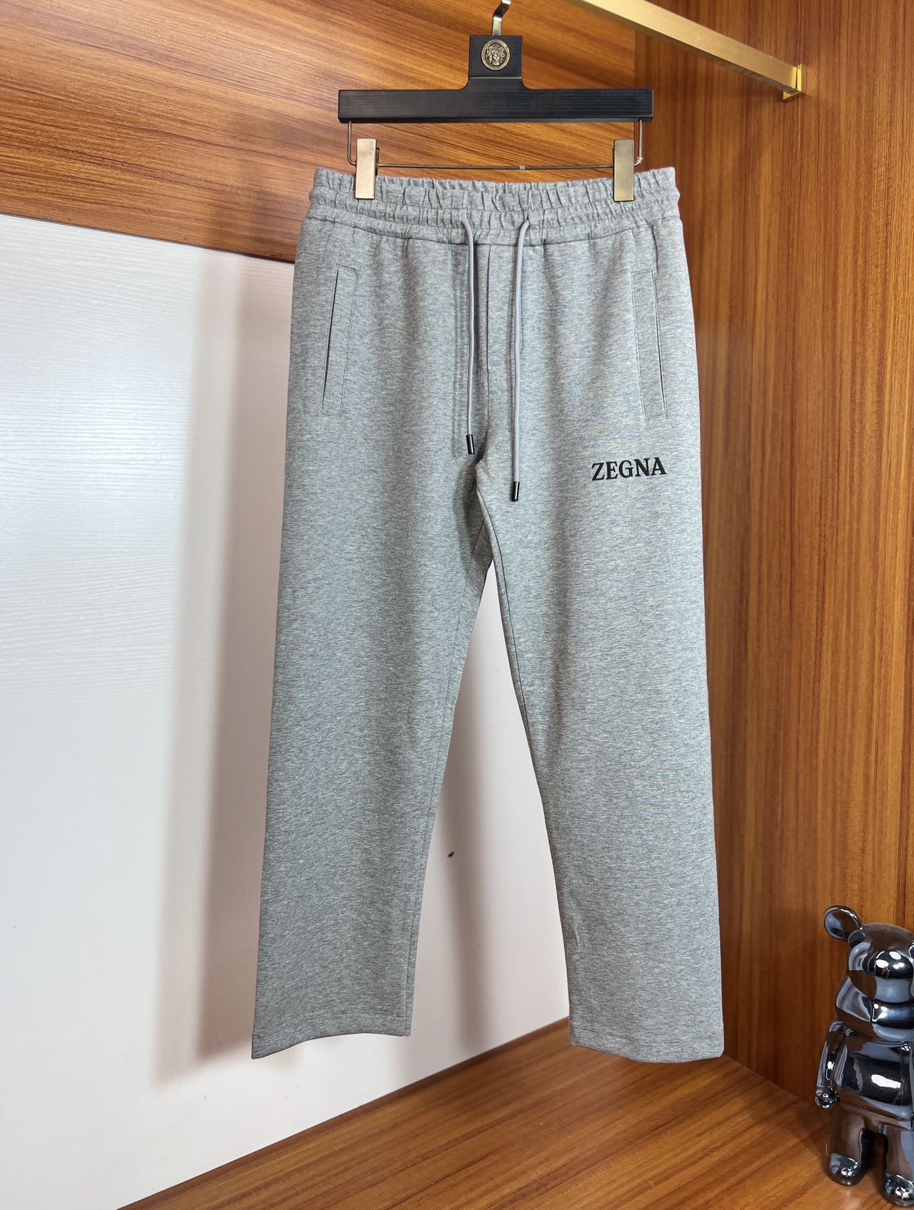 NO:480132,zZEGNA/Jenia 2025 spring and summer new product, complete three standards, elastic pants, casual pants, good products, don’t need to introduce too much, look at the details, counter number M-XXXL /140 upper body L,,zegna,alexander wang19860909zZEGNA/杰尼亚 2025春夏新品 三标齐全 松紧裤 休闲裤 好货不用过多介绍 看细节 专柜码数M-XXXL /140上身L,,zegna,alexander wang,Men's clothing