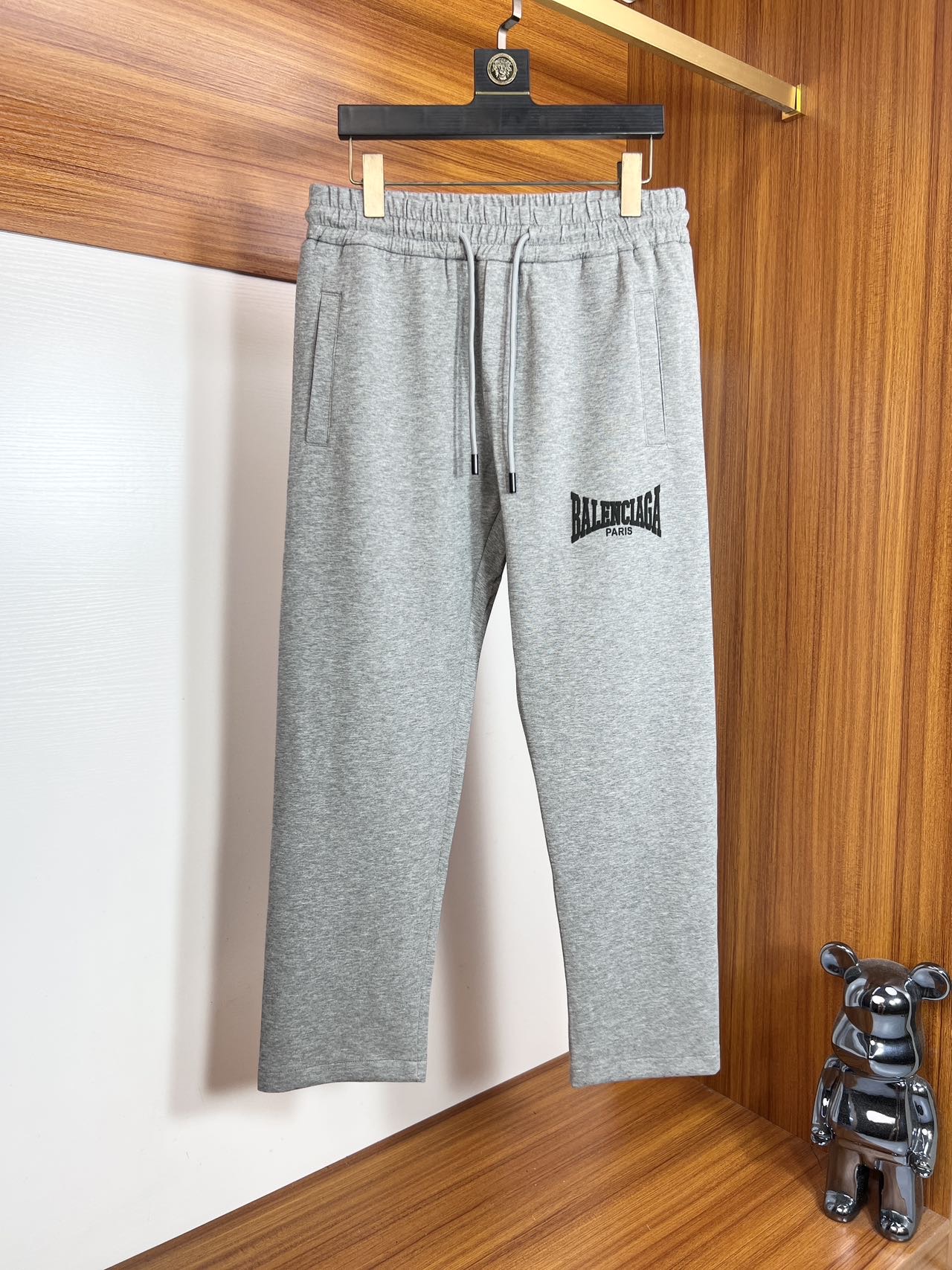 NO:480127,Balenciaga/Balenciaga 2025 spring and summer new product, complete three standards, elastic pants, casual pants, good products, don’t need to introduce too much, look at the details, counter number M-XXXL /140 upper body L,,balenciaga,balenciaga,alexander wang19860909Balenciaga/巴黎世家 2025春夏新品 三标齐全 松紧裤 休闲裤 好货不用过多介绍 看细节 专柜码数M-XXXL /140上身L,,balenciaga,balenciaga,alexander wang,Men's clothing