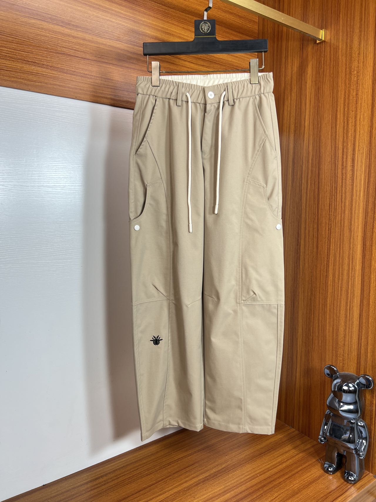 NO:423115,Dior/Dior 2025 spring and summer new products, complete three standards, casual work pants, no need to introduce too much good products, look at the details, counter number S-XXL 175/140 upper body suggestion M,,dior,dior,alexander wang19860909Dior/迪奥 2025春夏新品 三标齐全 休闲工装裤 好货不用过多介绍 看细节 专柜码数S-XXL 175/140上身建议M,,dior,dior,alexander wang,Men's clothing