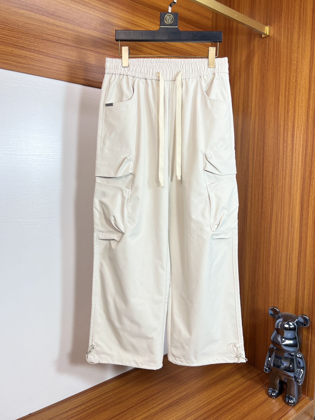 NO:423128,Prada/Prada 2025 Spring and Summer New Products, Complete Three Standards, Casual Working Pants, Don’t need to introduce too much good products, look at the details, Counter code S-XXL 175/140 Upper body suggestions M,,prada,prada,alexander wang19860909Prada/普拉达 2025春夏新品 三标齐全 休闲工装裤 好货不用过多介绍 看细节 专柜码数S-XXL 175/140上身建议M,,prada,prada,alexander wang,Men's clothing