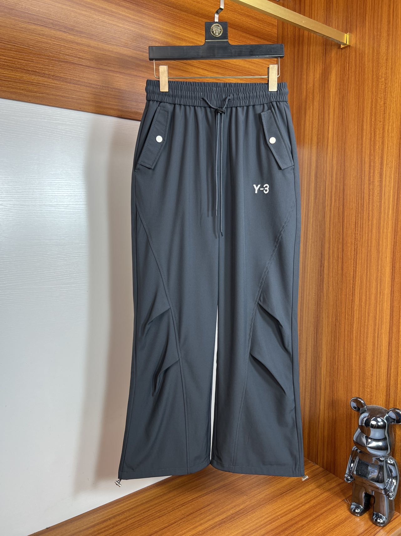 NO:423151,Y3 2025 spring and summer new product, complete three standards, casual work pants, no need to introduce too much good products, look at the details, counter number S-XXL 175/140 upper body suggestion M,,alexander wang19860909Y3 2025春夏新品 三标齐全 休闲工装裤 好货不用过多介绍 看细节 专柜码数S-XXL 175/140上身建议M,,alexander wang,Men's clothing