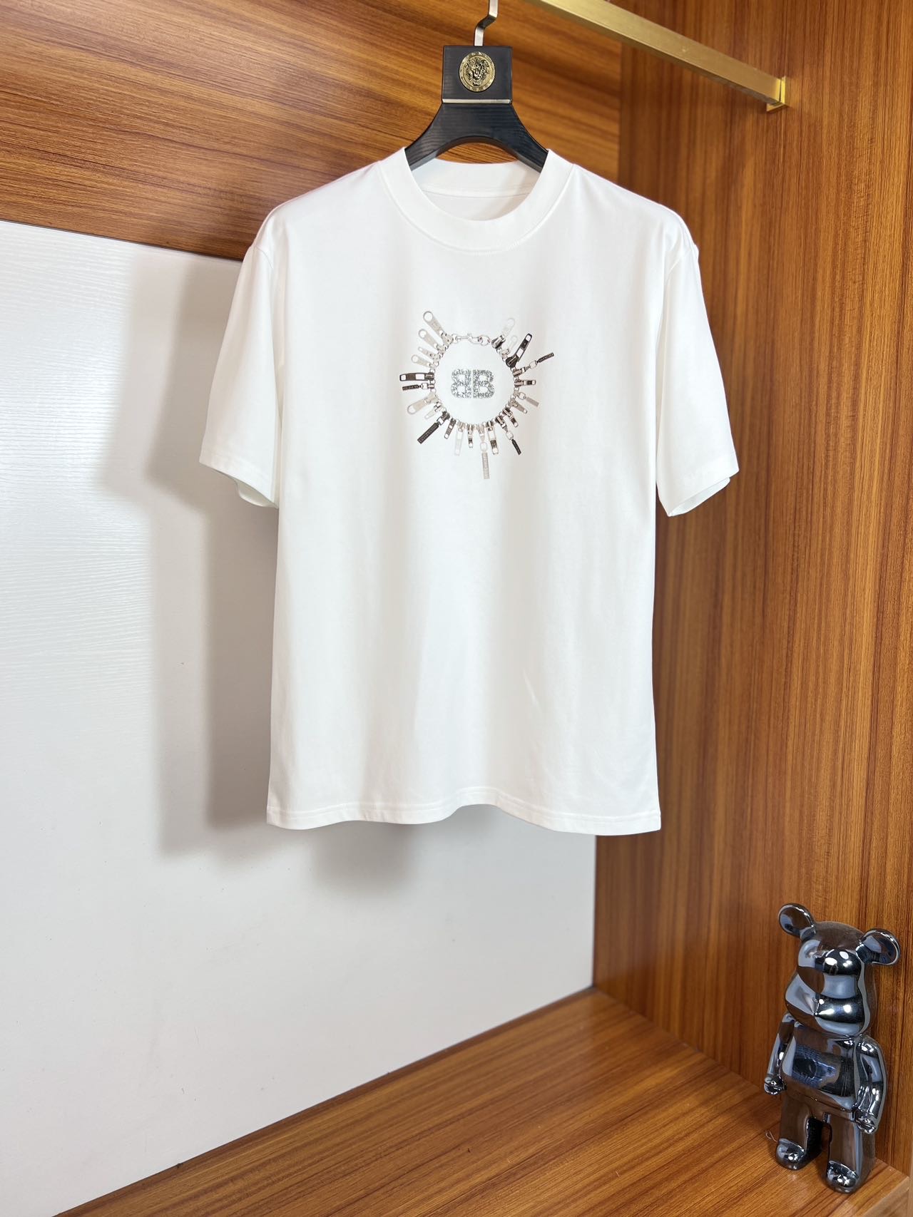 NO:441579,Balenciaga/Balenciaga Spring and Summer 2025 new products, complete three standards, round neck pure cotton short-sleeved T-shirt. Don’t need to introduce too much good products. Look at the details. Counter code M-XXXXL 175/Suggestions L,,balenciaga,balenciaga,T-shirt,tees,t-shirt,alexander wang19860909Balenciaga/巴黎世家 2025春夏新品 三标齐全 圆领纯棉短袖T恤 好货不用过多介绍 看细节 专柜码数M-XXXXL 175/建议L,,balenciaga,balenciaga,T-shirt,tees，t-shirt,alexander wang,Men's clothing