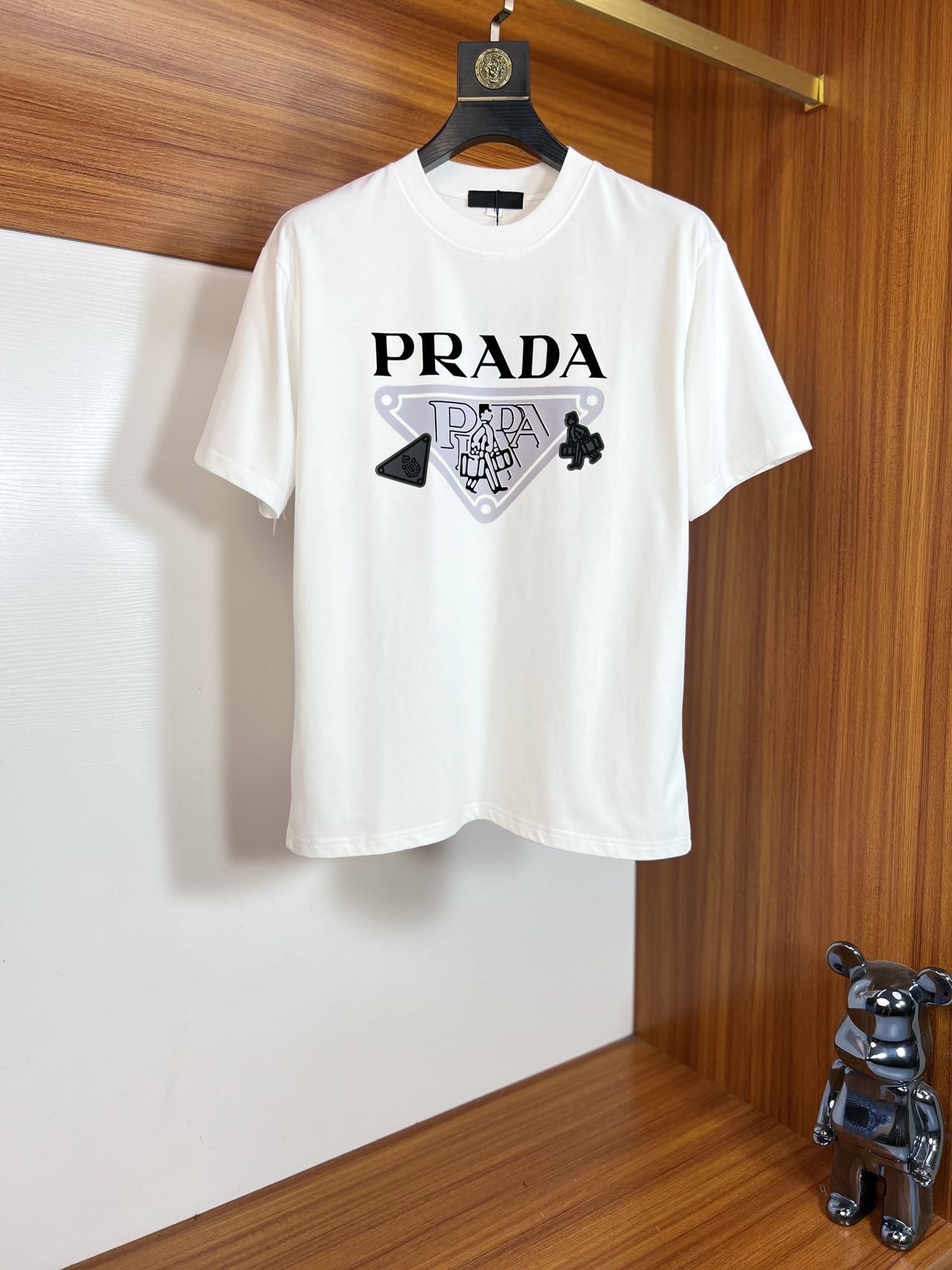 NO:469188,Prada/Prada 2025 spring and summer new product, complete three standards, round neck pure cotton short-sleeved T-shirt. Don’t need to introduce too much good products. Look at the details. Counter code M-XXXXL 175/Suggestions,,prada,prada,T-shirt,tees,t-shirt,alexander wang19860909Prada/普拉达 2025春夏新品 三标齐全 圆领纯棉短袖T恤 好货不用过多介绍 看细节 专柜码数M-XXXXL 175/建议L,,prada,prada,T-shirt,tees，t-shirt,alexander wang,Men's clothing