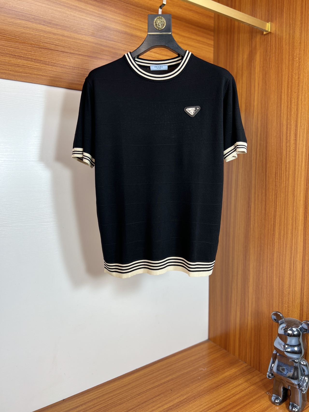 NO:443724,Prada/Prada New products are available in the spring and summer of the year, complete three standards, round-neck sweater, no need to introduce too much good products, look at the details, counter number M-XXXL 175/140 Suggestions,,,prada,prada,alexander wang19860909Prada/普拉达 年春夏新品上新 三标齐全 圆领针织衫 好货不用过多介绍 看细节 专柜码数M-XXXL 175/140建议L,,,prada,prada,alexander wang,Men's clothing