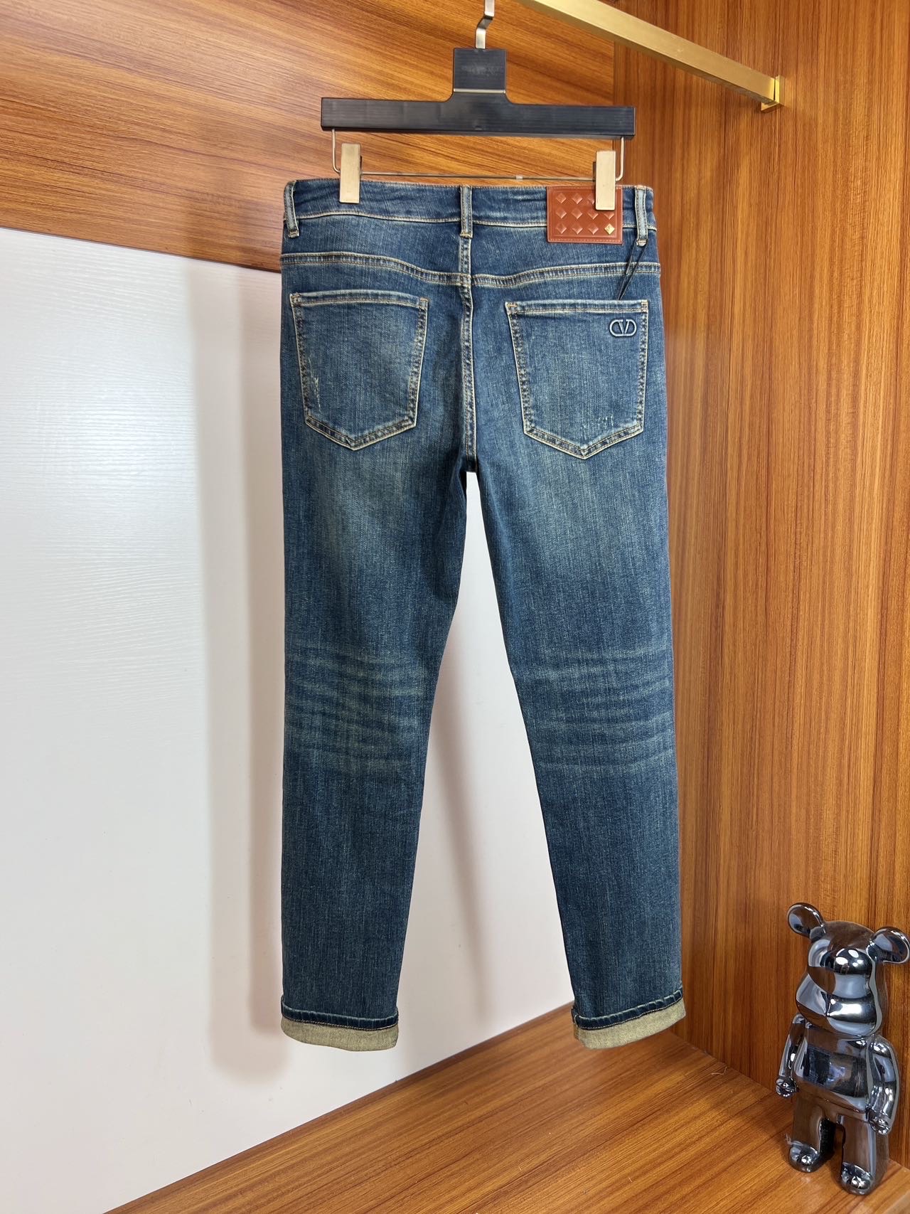 NO:521720,/Valentino 2025 autumn and winter new products, complete three standards, jeans, good products, don't need to be introduced too much, look at the details, counter code number 29-38 / 140 upper body 32, valentino, jeans, alexander wang19860909/华伦天奴 2025秋冬新品 三标齐全 牛仔裤 好货不用过多介绍 看细节 专柜码数29-38 /140上身32码,,valentino,jeans,alexander wang,Men's clothing