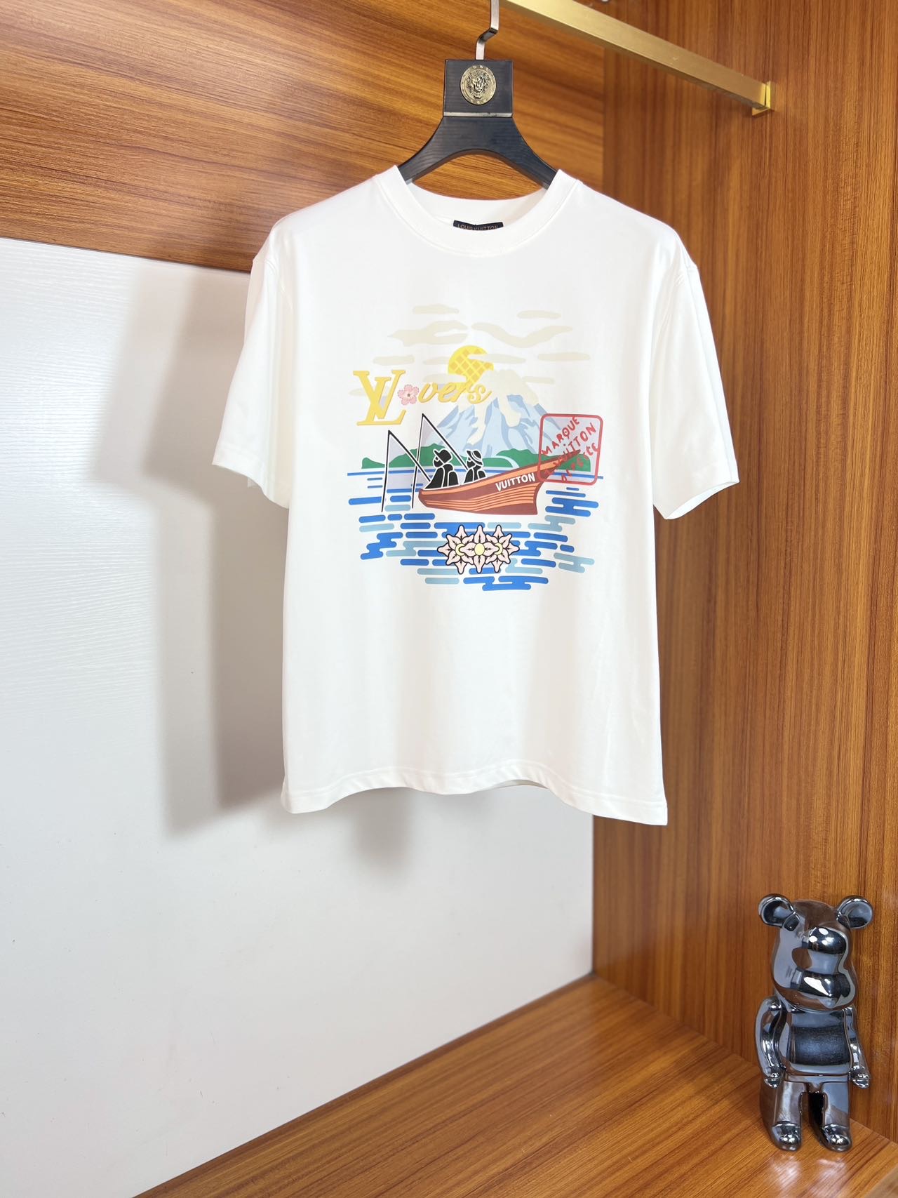 NO:480013,LV/Louis Vuitton 2025 Spring and Summer New Products, Three Standards, Round Neck Pure Cotton Short-Sleeve T-Shirts, Don’t need to introduce too much good products, look at the details, counter code M-XXXL /140 Suggestions, L, louis vuitton, louis vuitton, T-shirt,tees, t-shirt,alexander wang19860909LV/路易威登 2025春夏新品 三标齐全 圆领纯棉短袖T恤 好货不用过多介绍 看细节 专柜码数M-XXXL /140建议L,,louis vuitton,louis vuitton,T-shirt,tees，t-shirt,alexander wang,Men's clothing