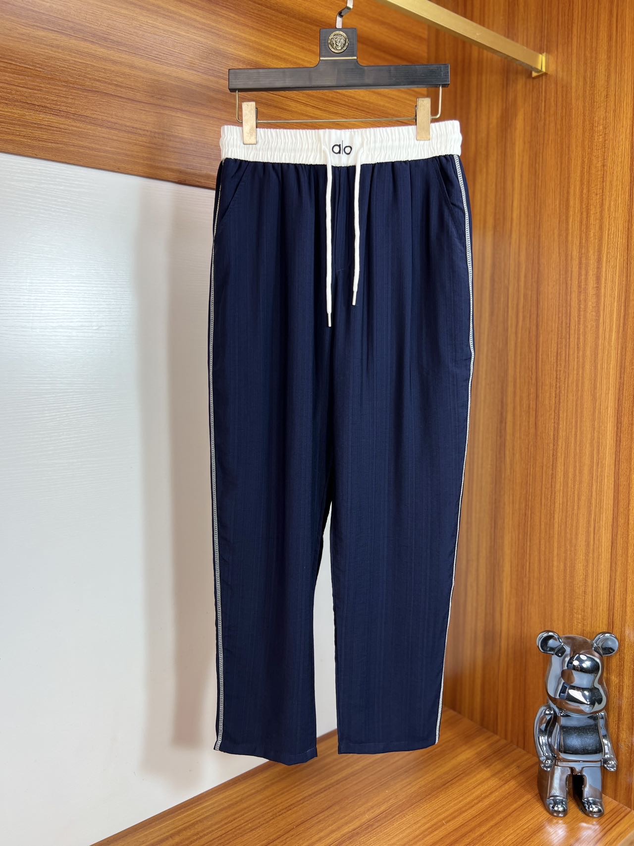 NO:480142,alo new spring and summer products, complete three standards, casual pants, no need to introduce too much good products, look at the details, counter number M-XXXL 175/140 upper body L,,alexander wang19860909alo 春夏新品 三标齐全 休闲裤 好货不用过多介绍 看细节 专柜码数M-XXXL 175/140上身L,,alexander wang,Men's clothing