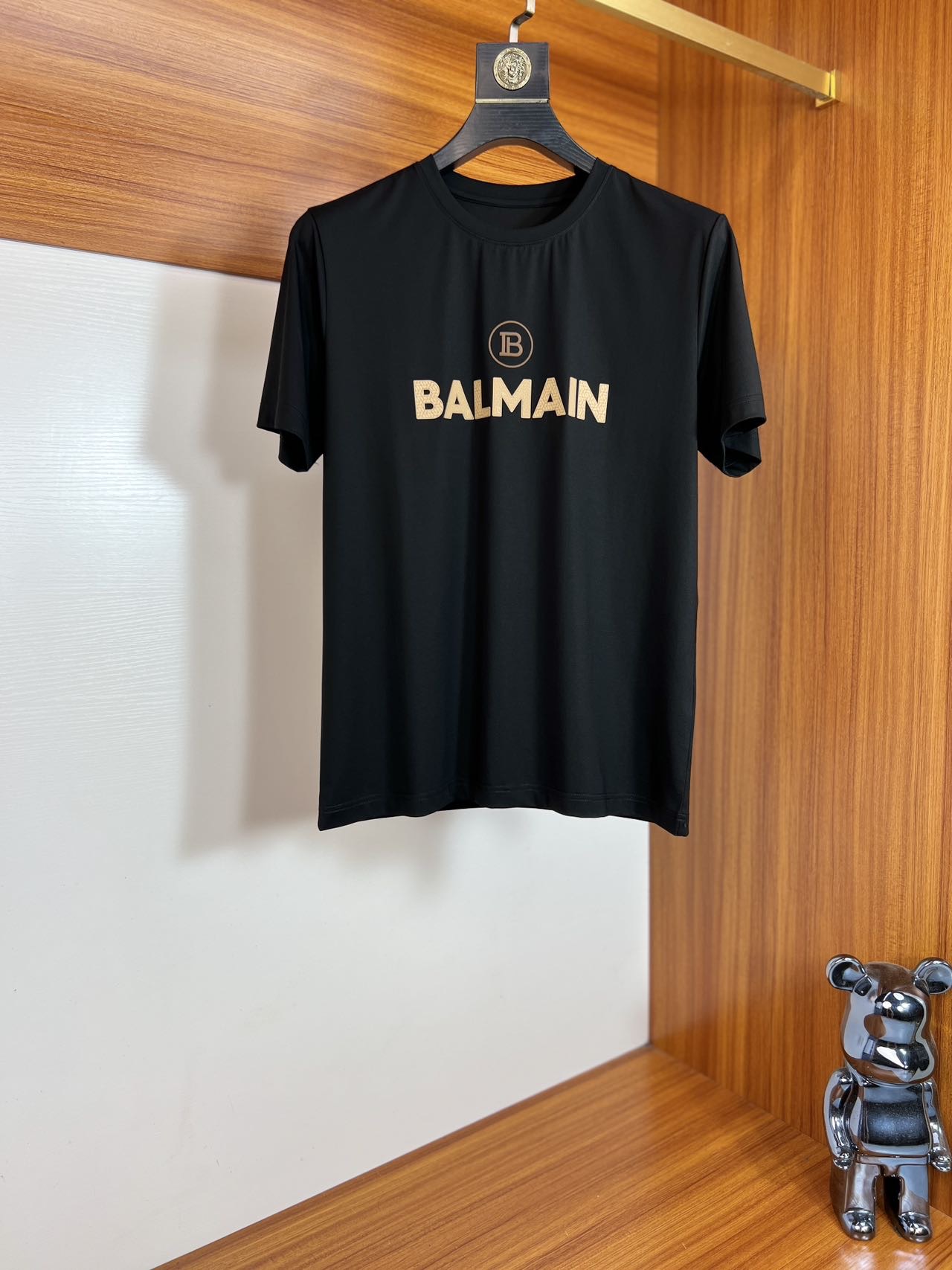 NO:483703,Balmain 2025 new spring and summer products are available, complete three standards, mercerized cotton round neck short-sleeved T-shirt, no need to introduce too much good products, look at the details, counter code M-6XL 175/suggested XL slim fit,,balmain,T-shirt,tees,t-shirt,alexander wang19860909巴尔曼 2025年春夏新品上新 三标齐全 丝光棉圆领短袖T恤 好货不用过多介绍 看细节 专柜码数M-6XL 175/建议XL 修身版型,,balmain,T-shirt,tees，t-shirt,alexander wang,Men's clothing