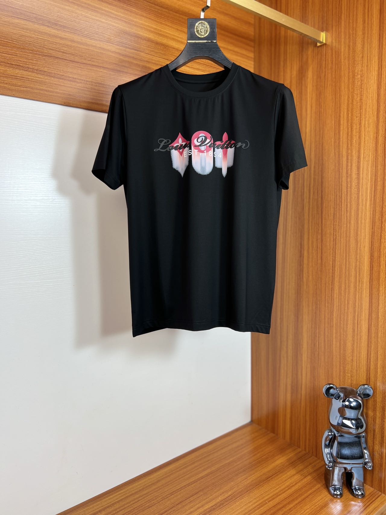 NO:483710,Louis Vuitton 2025 Spring and Summer New Products are available, Three Standards Complete, Mercerized Cotton Round Neck Short-Sleeve T-shirt, Don't need to introduce too much good products, look at the details, Counter Code M-6XL 175/Suggested XL Slim-fitting,,louis vuitton,T-shirt,tees,t-shirt,alexander wang19860909路易威登 2025年春夏新品上新 三标齐全 丝光棉圆领短袖T恤 好货不用过多介绍 看细节 专柜码数M-6XL 175/建议XL 修身版型,,louis vuitton,T-shirt,tees，t-shirt,alexander wang,Men's clothing